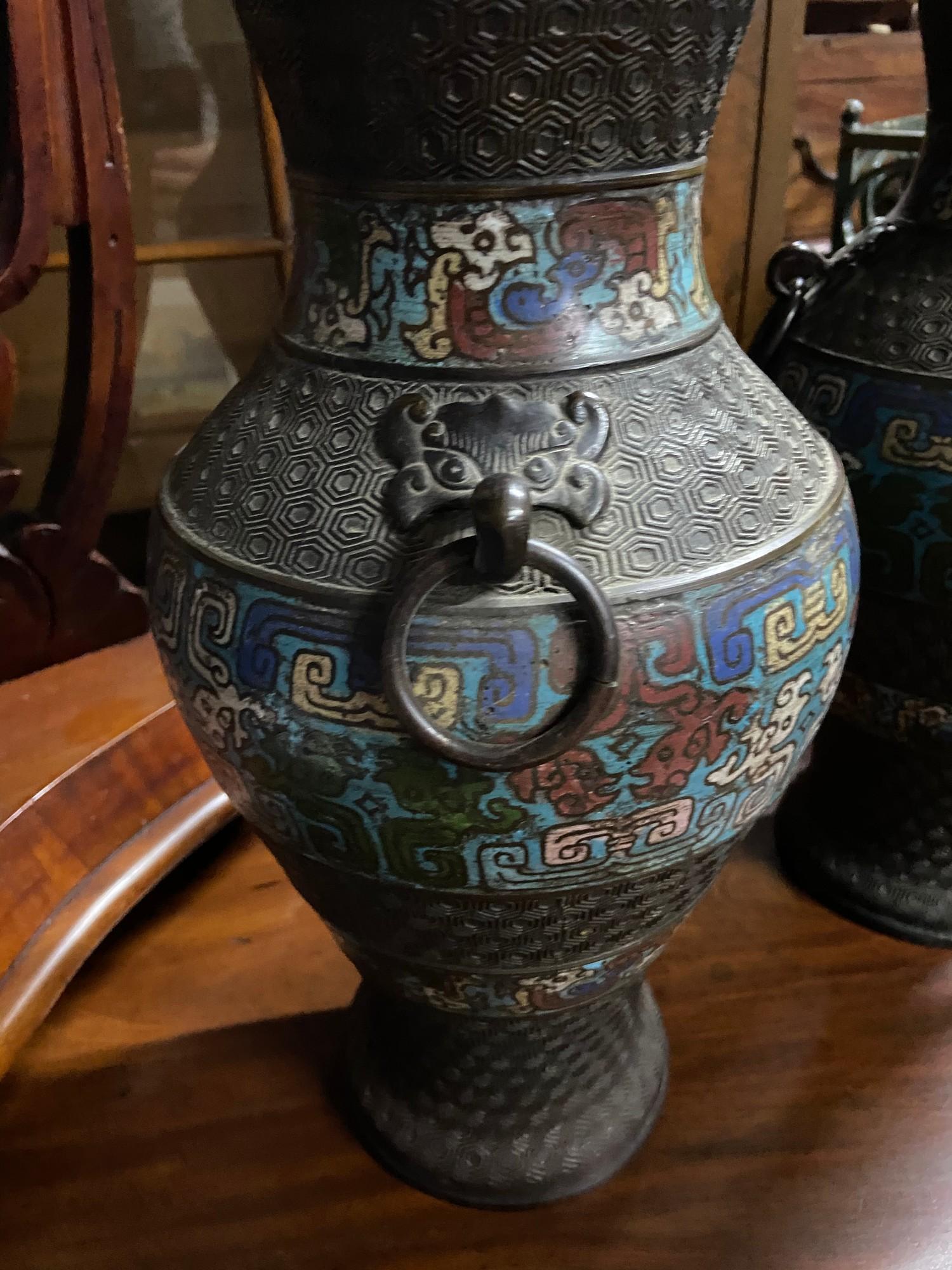 A Pair of 18th/ 19th century Chinese bronze and cloisonnï¿½ urn vases. [34cm height] - Bild 3 aus 7