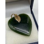 A Yellow metal and green jade heart shaped pendant. [3.3x3cm]