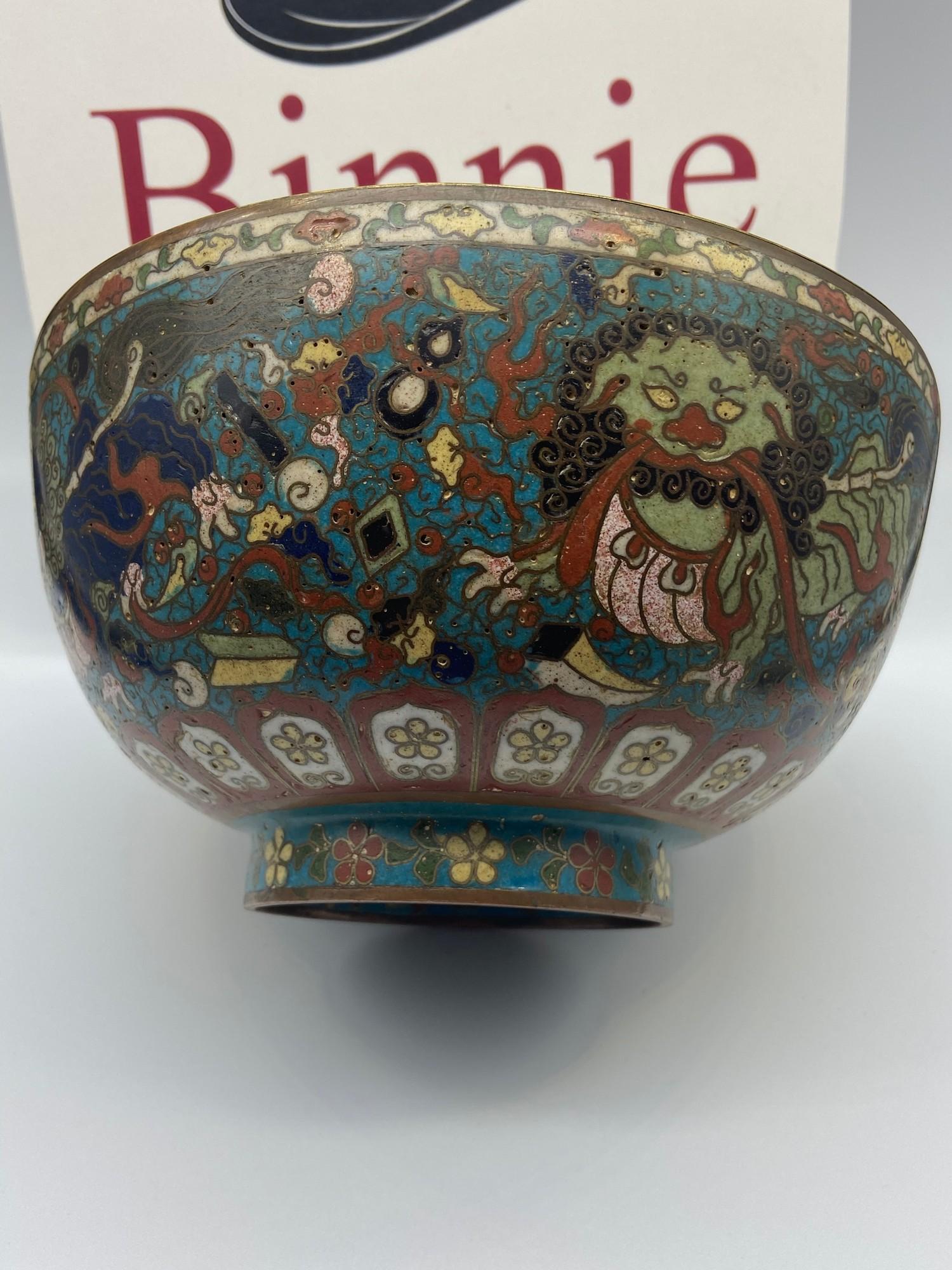 A Chinese cloisonnï¿½ bowl, Ming dynasty, decorated to the exterior with four Buddhist lions amid - Bild 2 aus 10