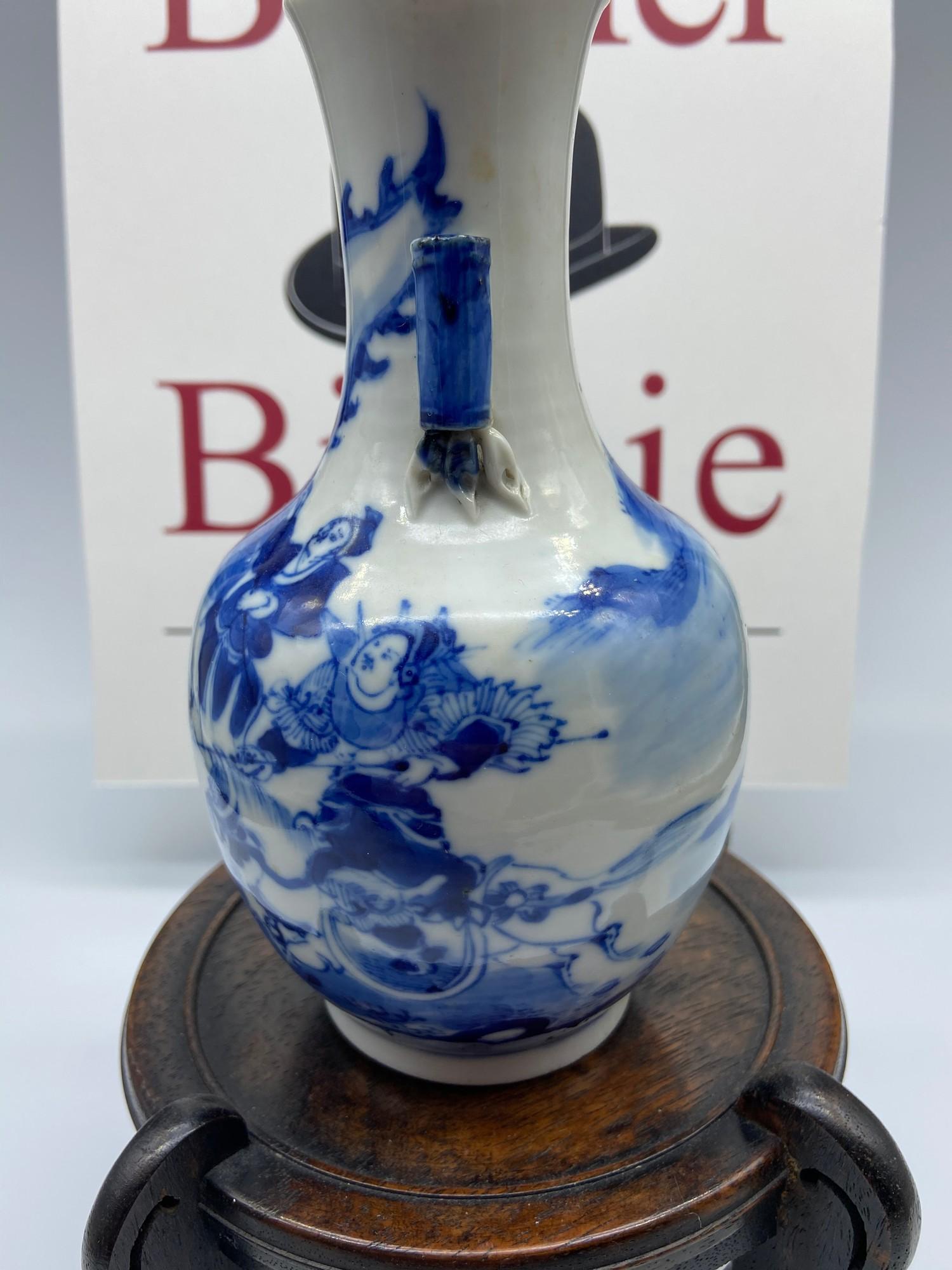 A 19th century Chinese blue and white vase. Together with a Japanese hardwood stand. [Vase 15cm - Bild 4 aus 11