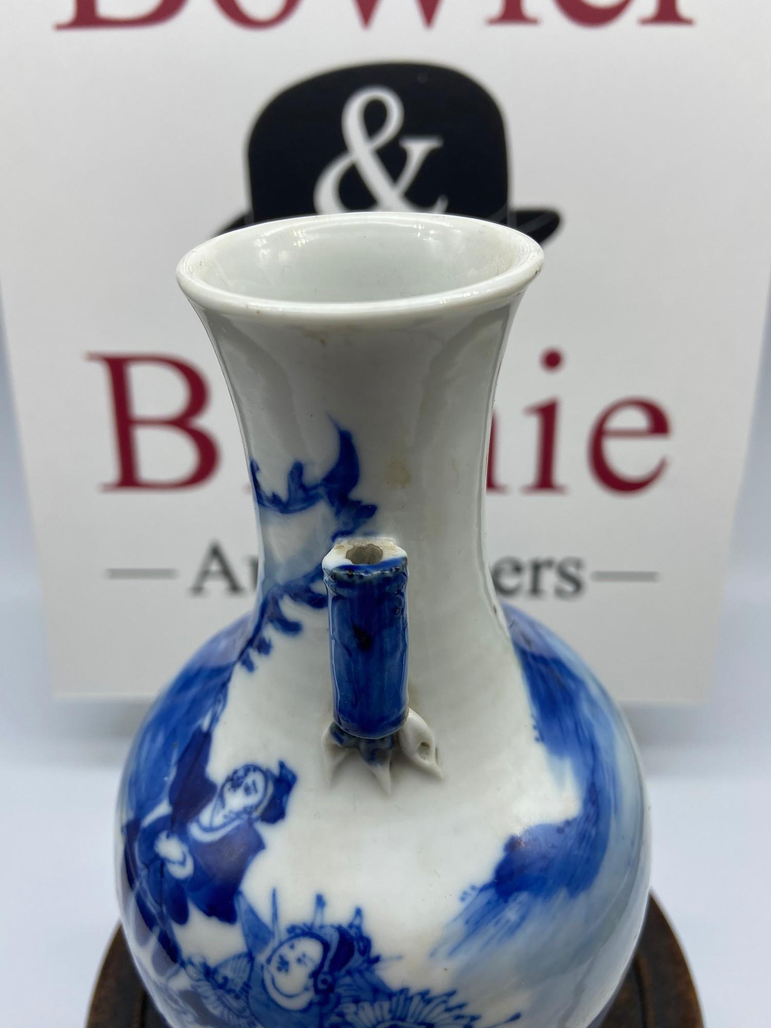 A 19th century Chinese blue and white vase. Together with a Japanese hardwood stand. [Vase 15cm - Bild 3 aus 11