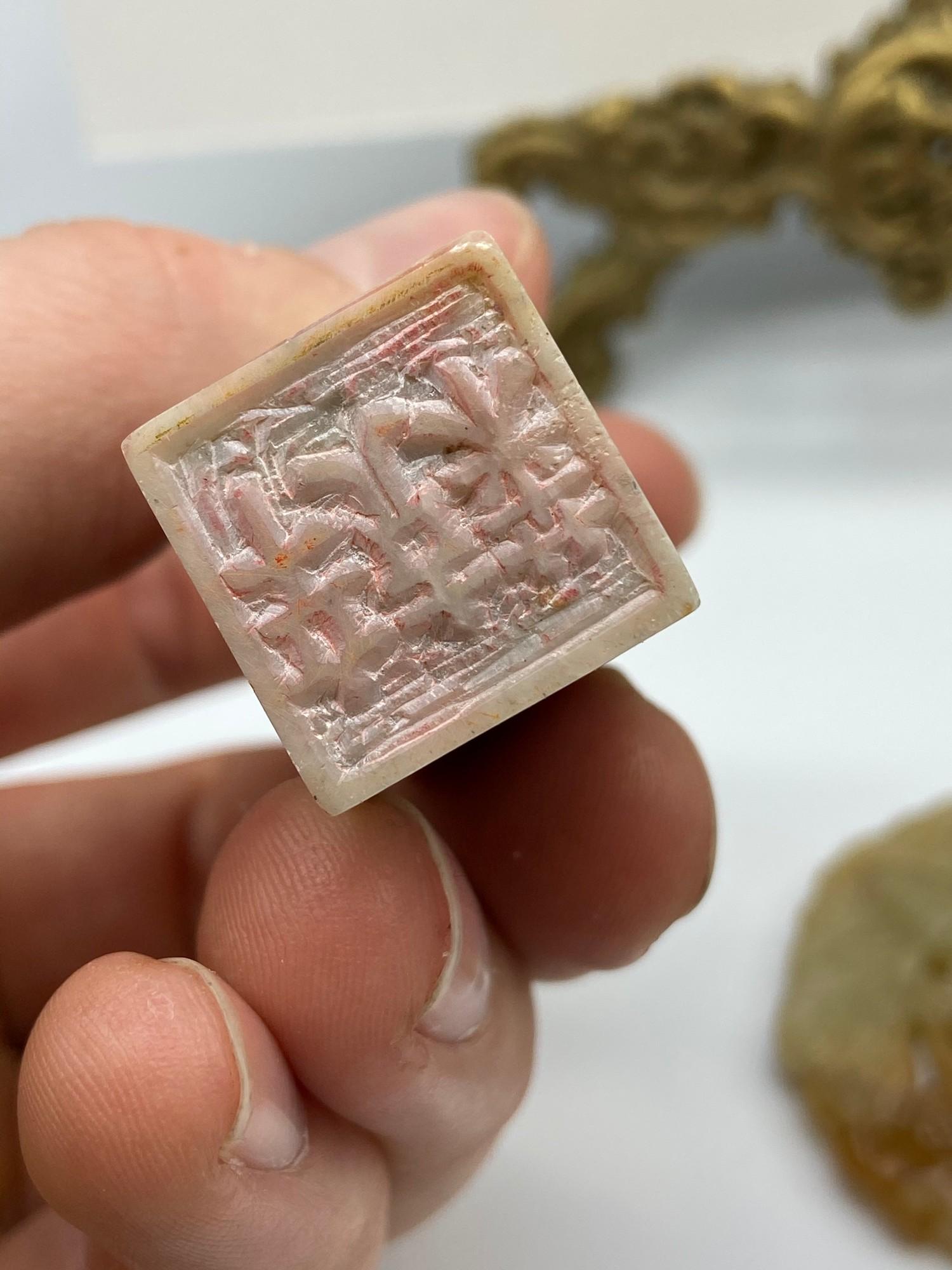 A Lot of three Chinese hardstone and Jade carvings. Which includes an ox topped seal. - Bild 4 aus 5