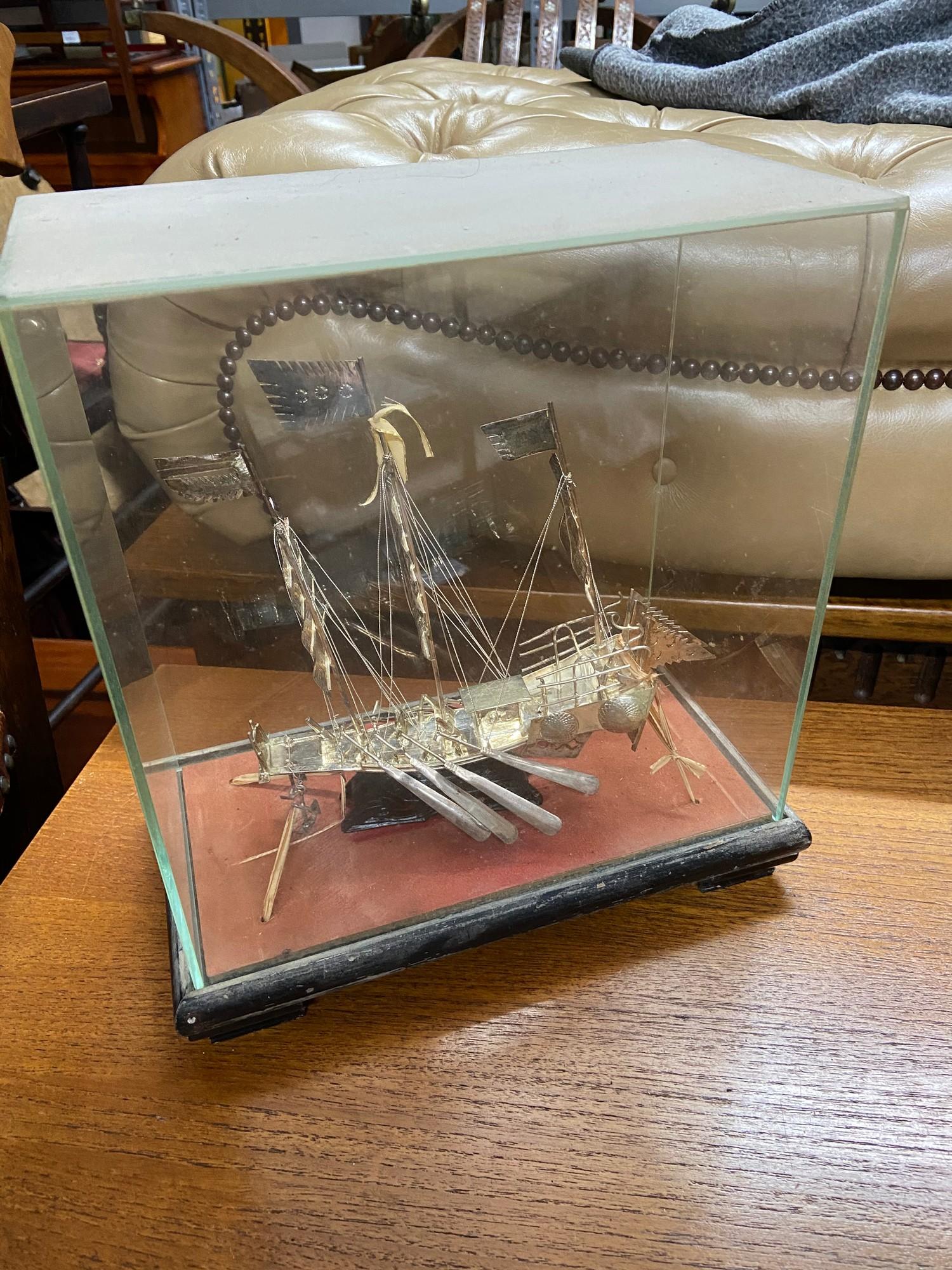 A Silver Chinese Junk boat model within a glass display. [Ship model stands 20cm in height] - Bild 5 aus 5