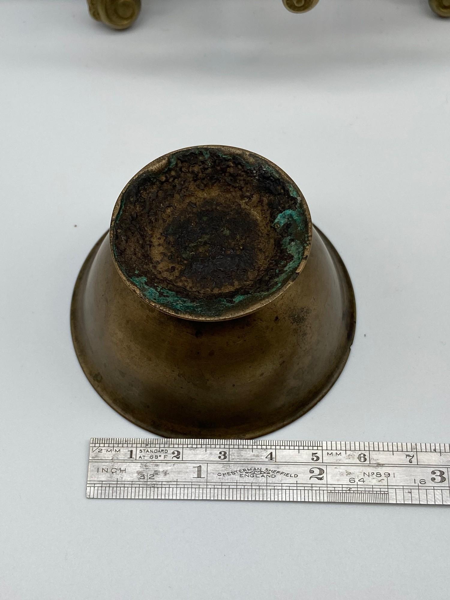 A 19th century [possibly earlier] Chinese bronze drinking cup. [3.5cm height, 6.7cm diameter] - Bild 3 aus 3