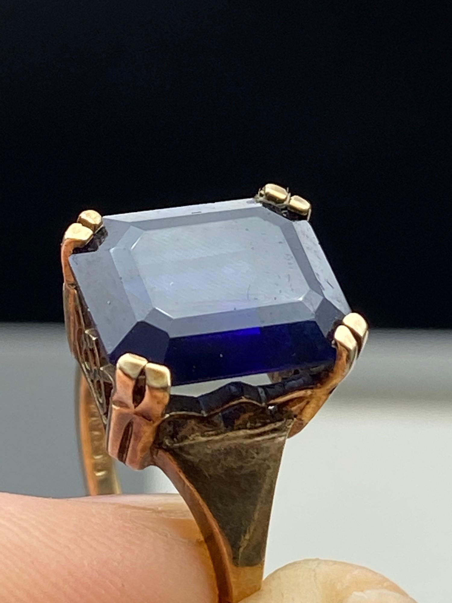 A Beautiful example of a ladies 9ct gold and single sapphire stone ring. [Ring size N] [Weighs 5. - Image 4 of 6