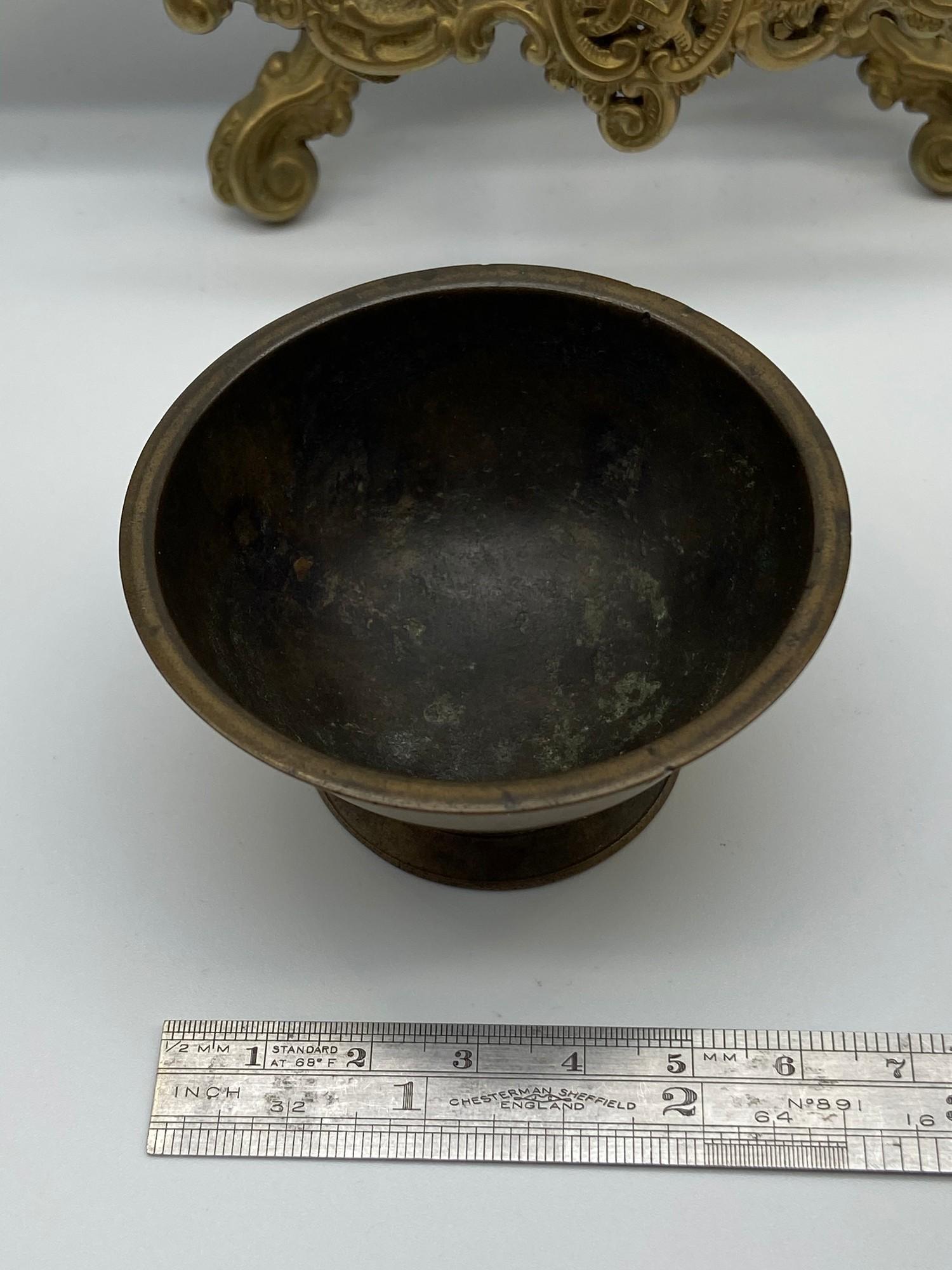 A 19th century [possibly earlier] Chinese bronze drinking cup. [3.5cm height, 6.7cm diameter] - Bild 2 aus 3