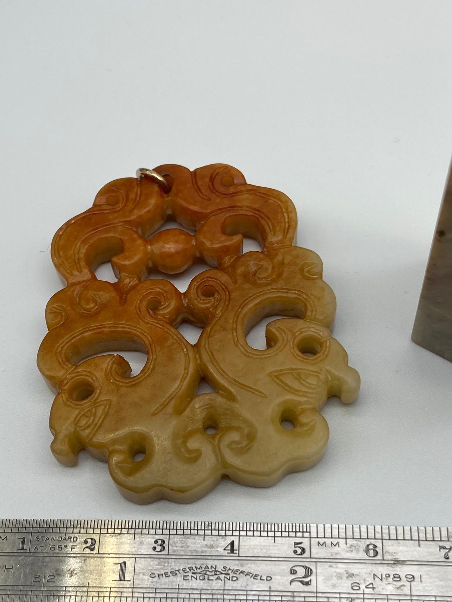 A Lot of three Chinese hardstone and Jade carvings. Which includes an ox topped seal. - Bild 5 aus 5