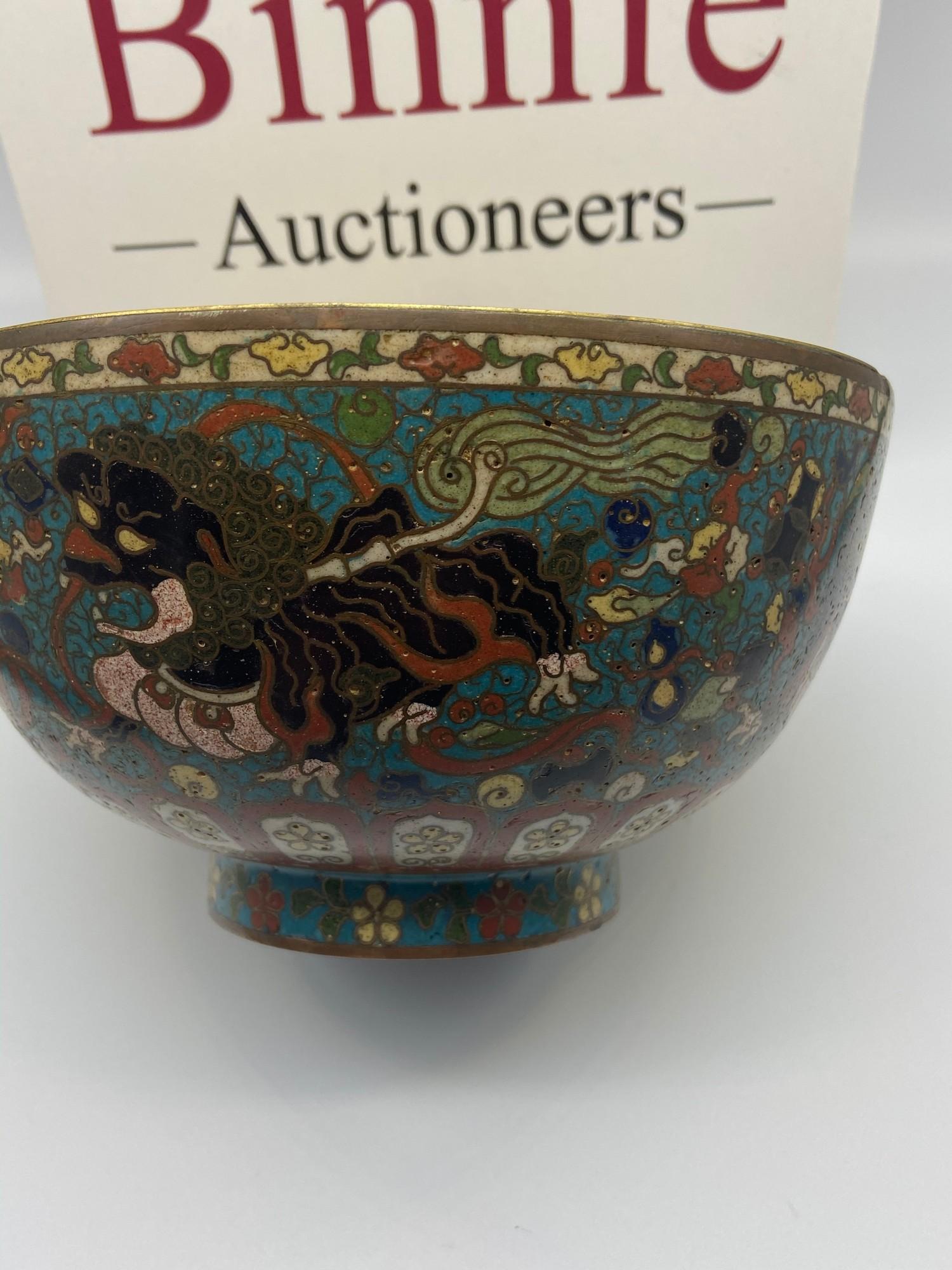 A Chinese cloisonnï¿½ bowl, Ming dynasty, decorated to the exterior with four Buddhist lions amid - Bild 4 aus 10