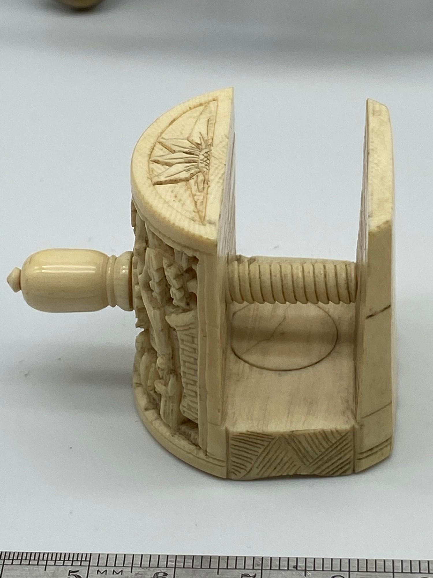 A 19th century Chinese hand carved sewing clamp. - Bild 3 aus 6