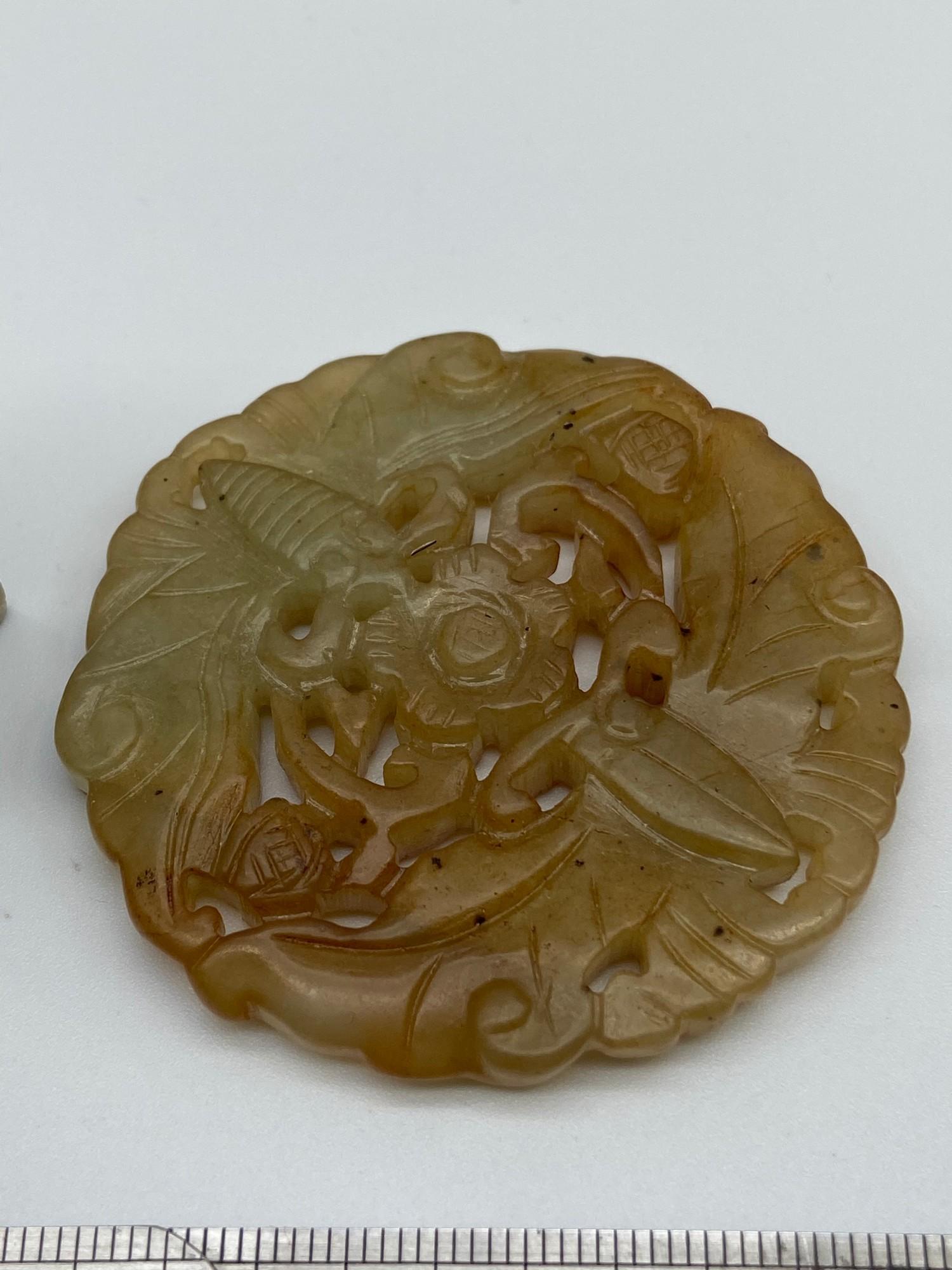 A Lot of three Chinese hardstone and Jade carvings. Which includes an ox topped seal. - Bild 2 aus 5