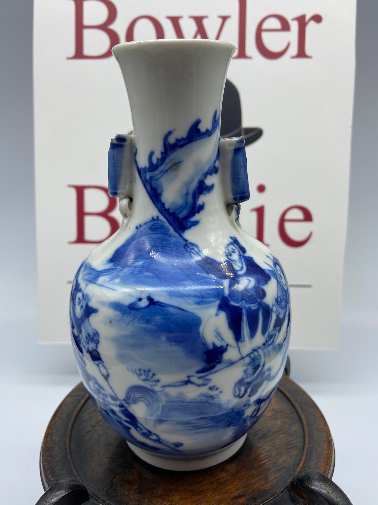 A 19th century Chinese blue and white vase. Together with a Japanese hardwood stand. [Vase 15cm - Bild 2 aus 11
