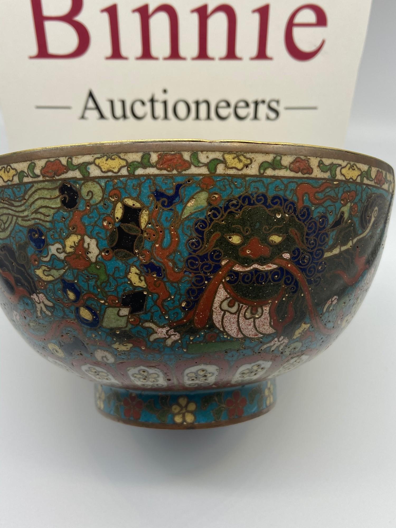 A Chinese cloisonnï¿½ bowl, Ming dynasty, decorated to the exterior with four Buddhist lions amid - Bild 5 aus 10