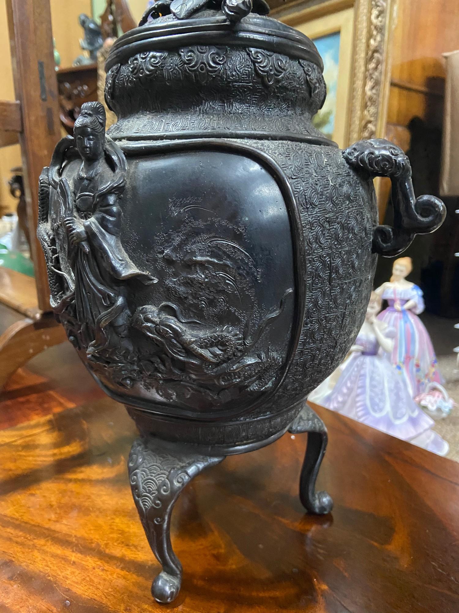 A 19th century large Chinese bronze incense burner pot, showing raised relief figures and designs. - Bild 4 aus 8