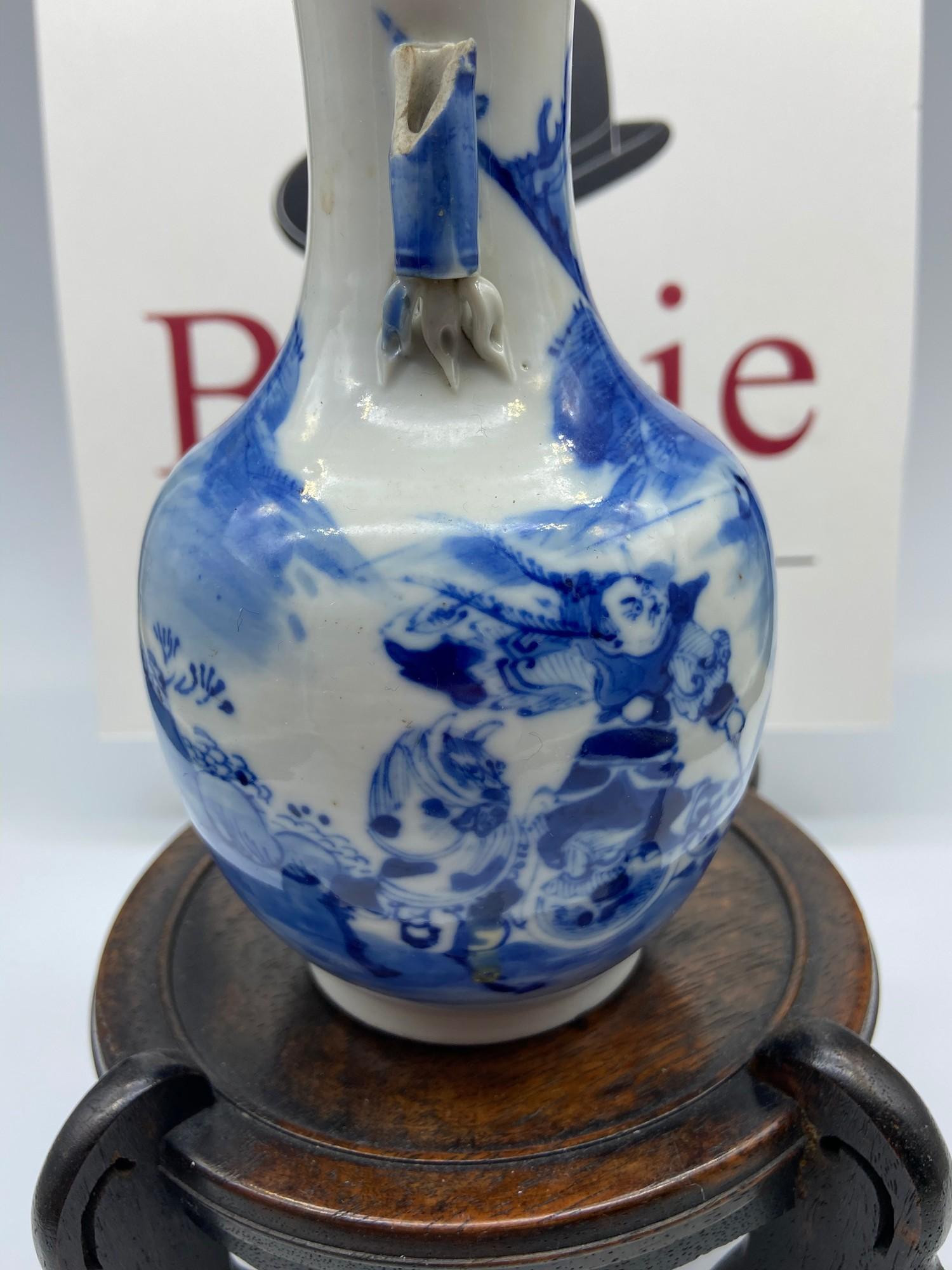 A 19th century Chinese blue and white vase. Together with a Japanese hardwood stand. [Vase 15cm - Bild 8 aus 11