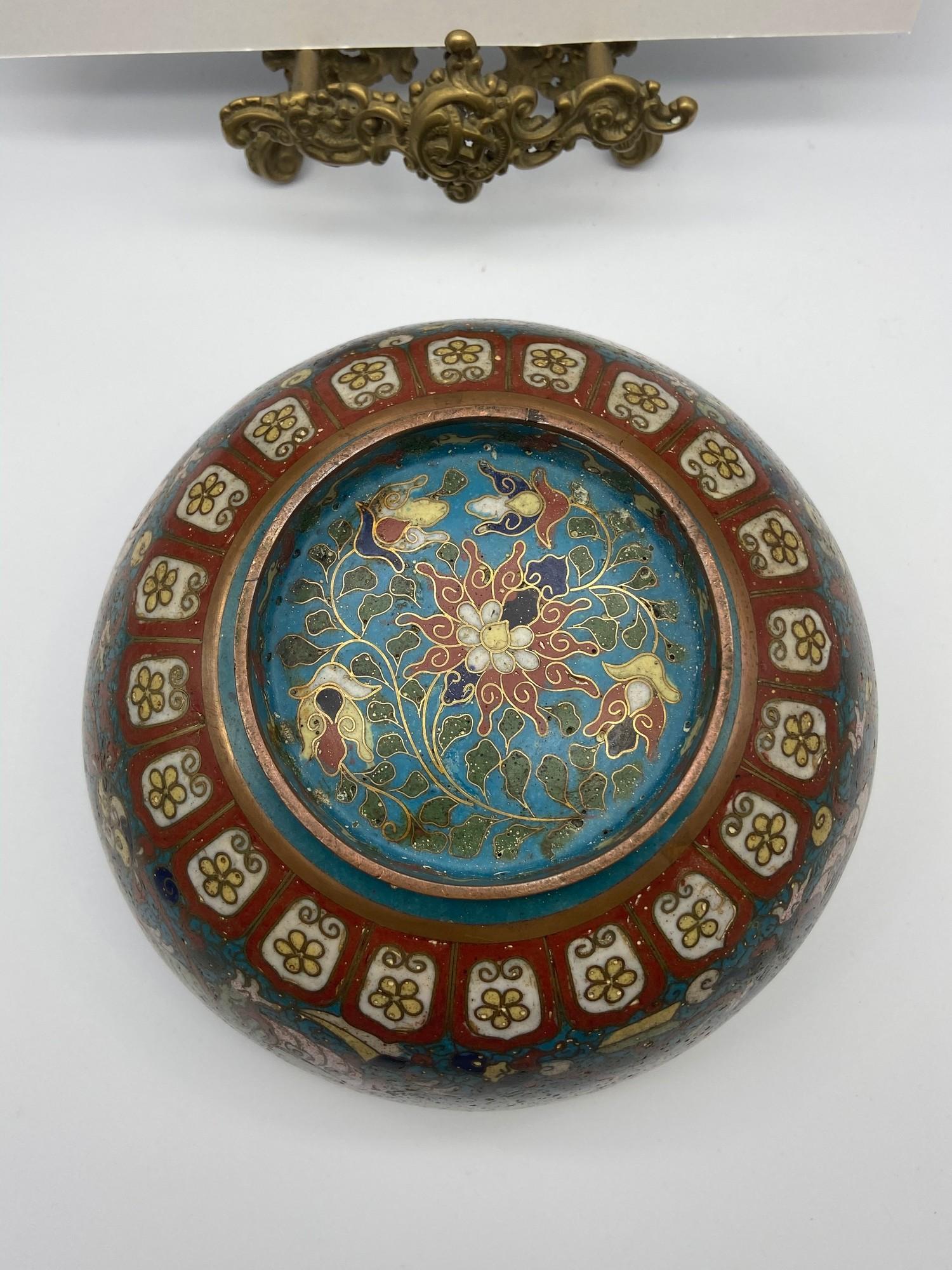 A Chinese cloisonnï¿½ bowl, Ming dynasty, decorated to the exterior with four Buddhist lions amid - Bild 9 aus 10
