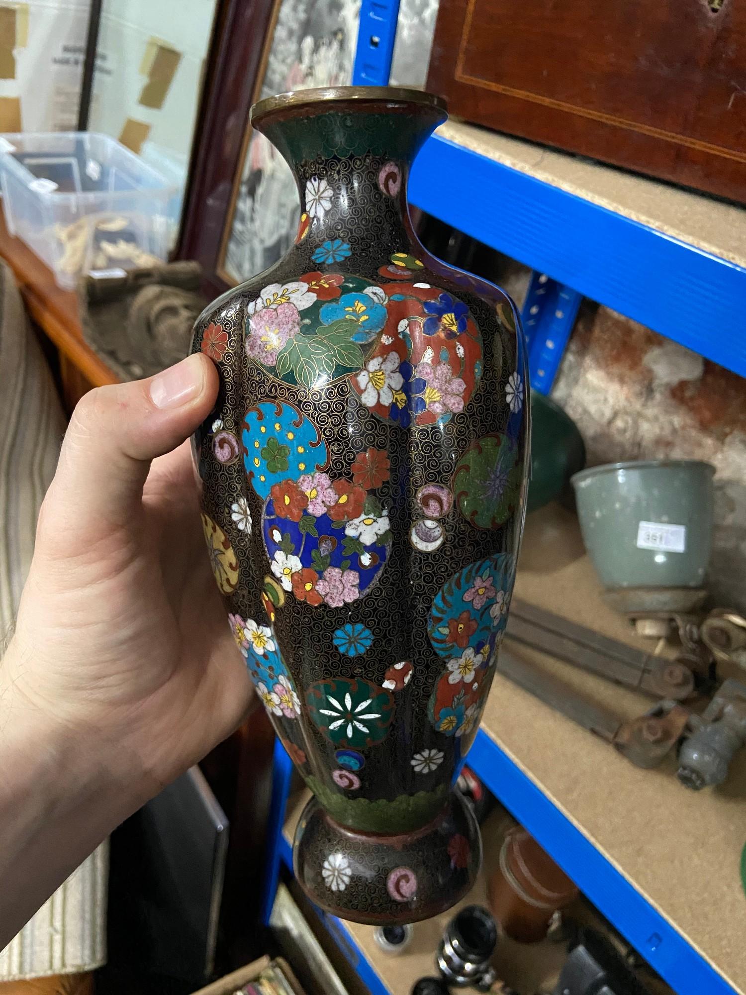 A Lovely example of a Chinese Cloisonnï¿½ vase together with a hand carved wooden Asian figure. - Bild 2 aus 5