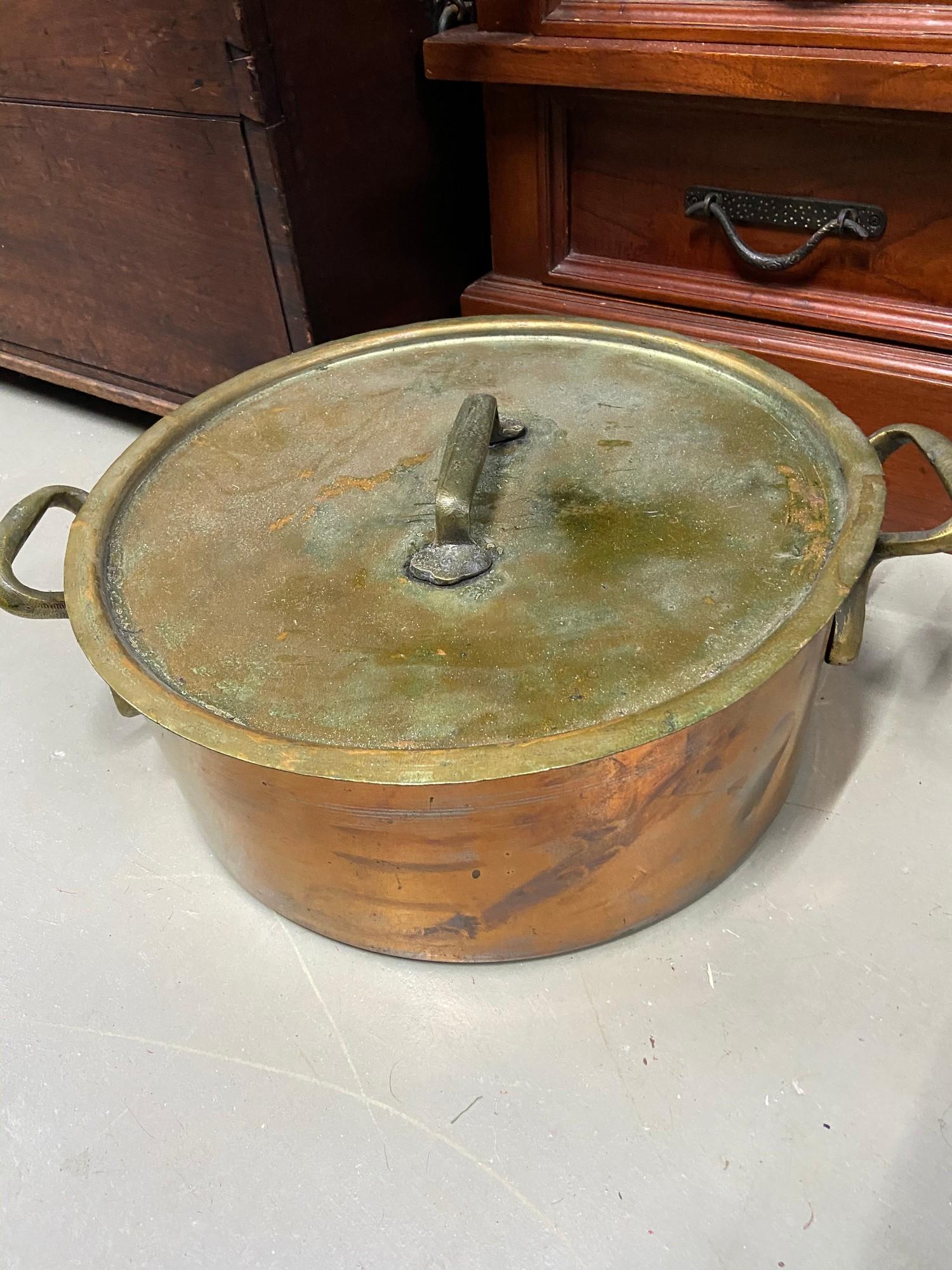 A Large ships cooking pot with lid, Made with large brass handles and copper base. [58cm wide handle - Image 3 of 3