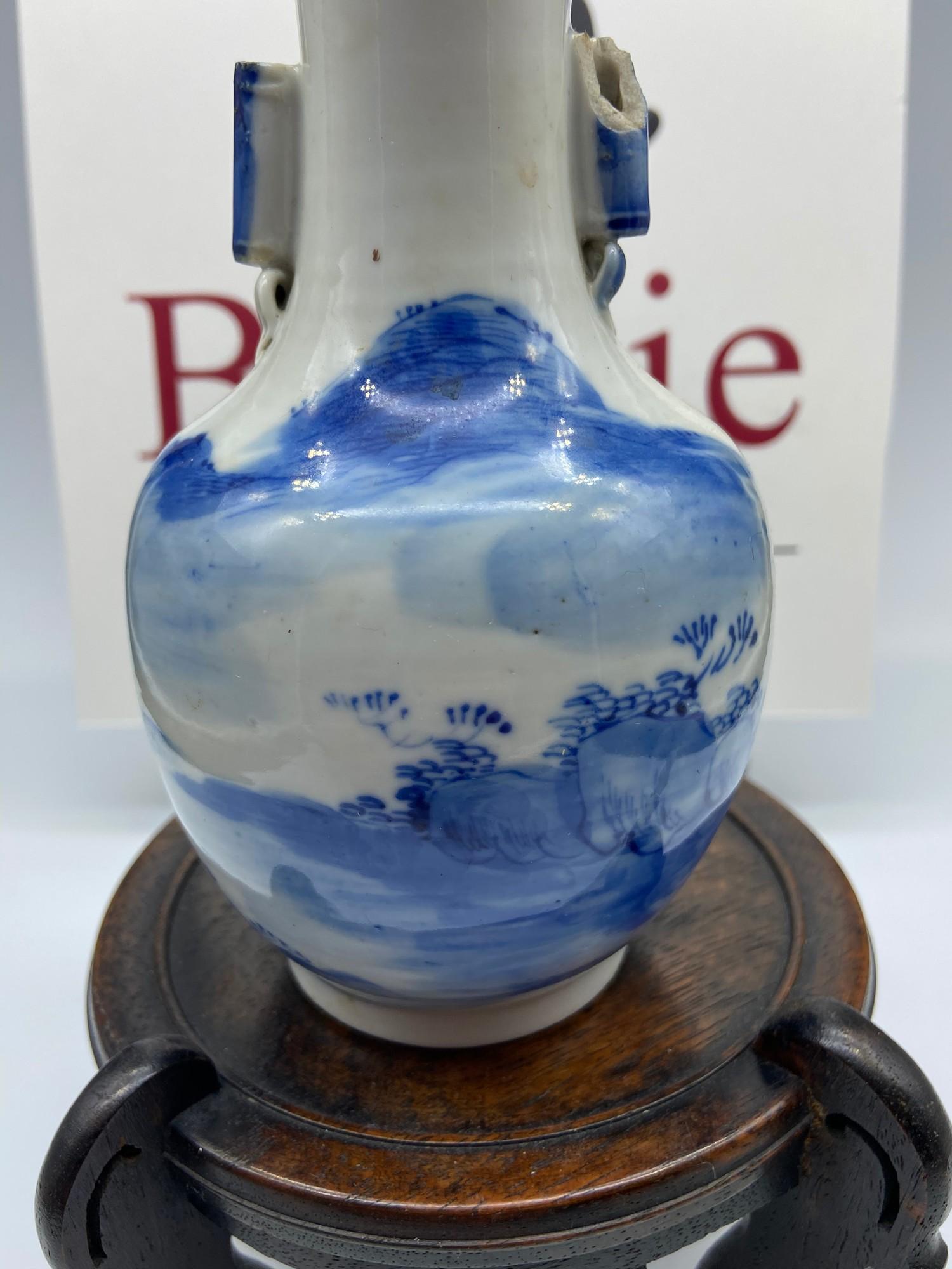 A 19th century Chinese blue and white vase. Together with a Japanese hardwood stand. [Vase 15cm - Bild 6 aus 11