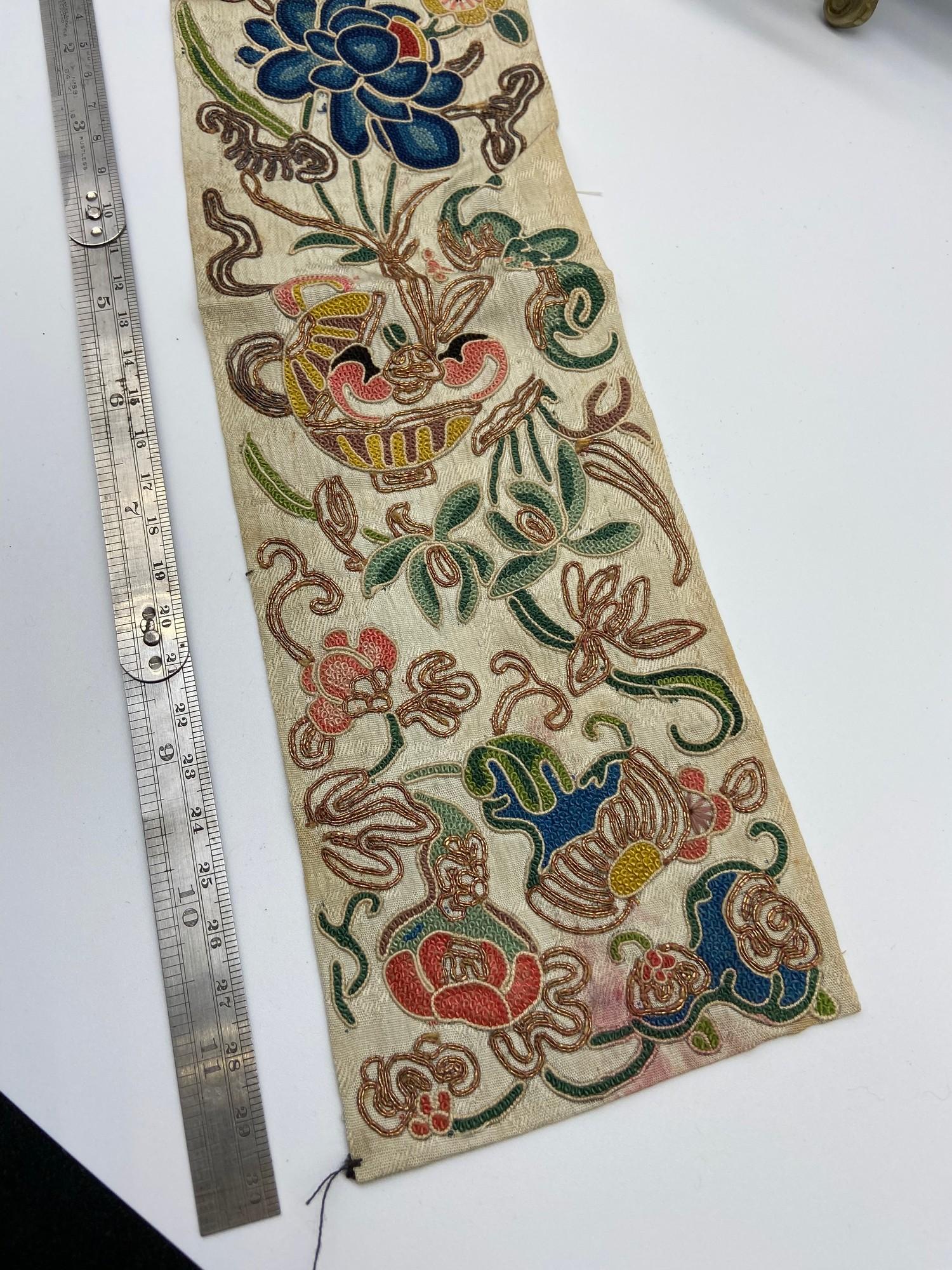 A 19th century Chinese silk tapestry sash/ table centre piece. [83cm length] - Bild 2 aus 8