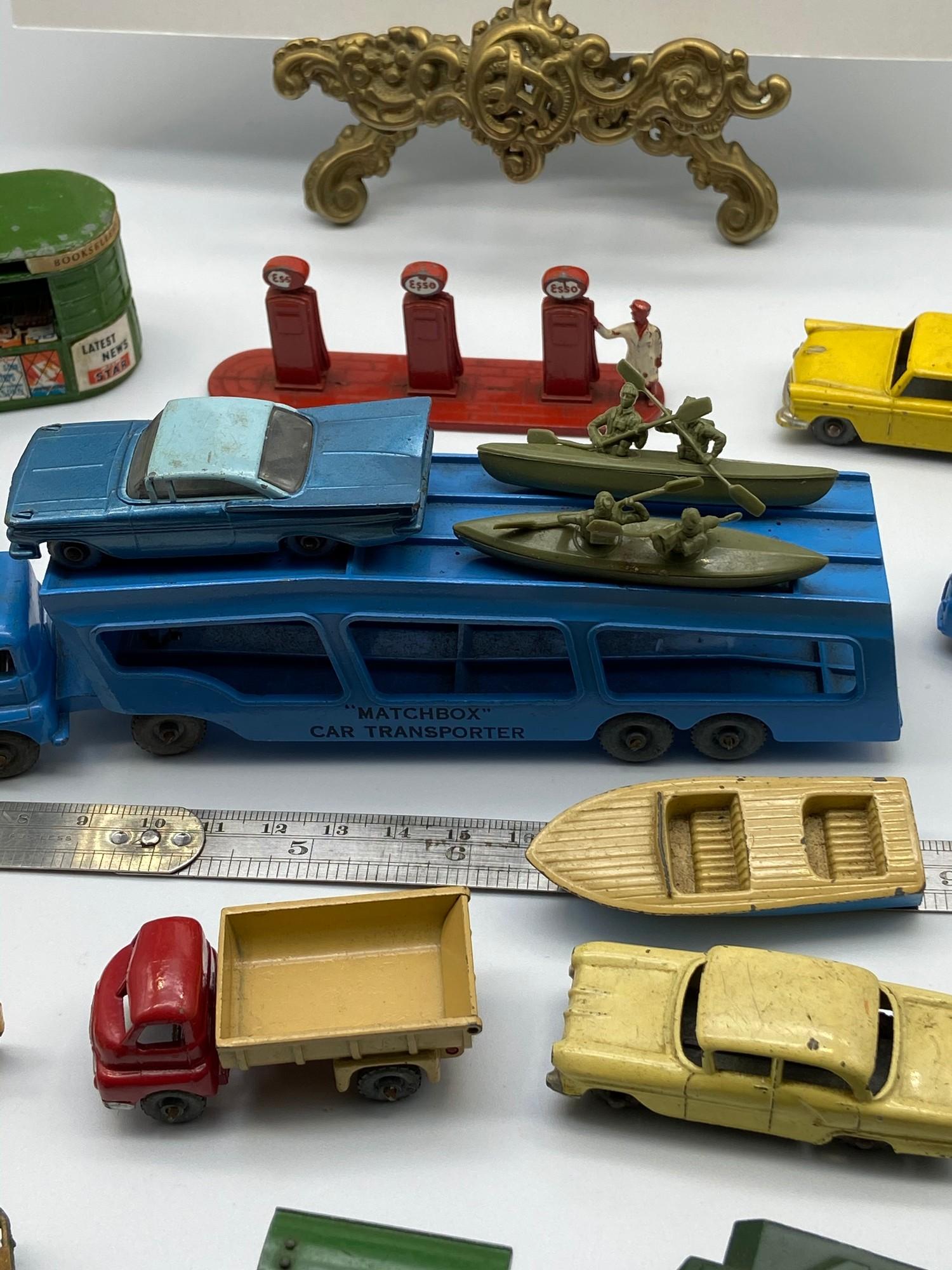 A Collection of vintage Matchbox Lesney Diecast models to include Newsagent stand and Esso fuel - Image 4 of 5