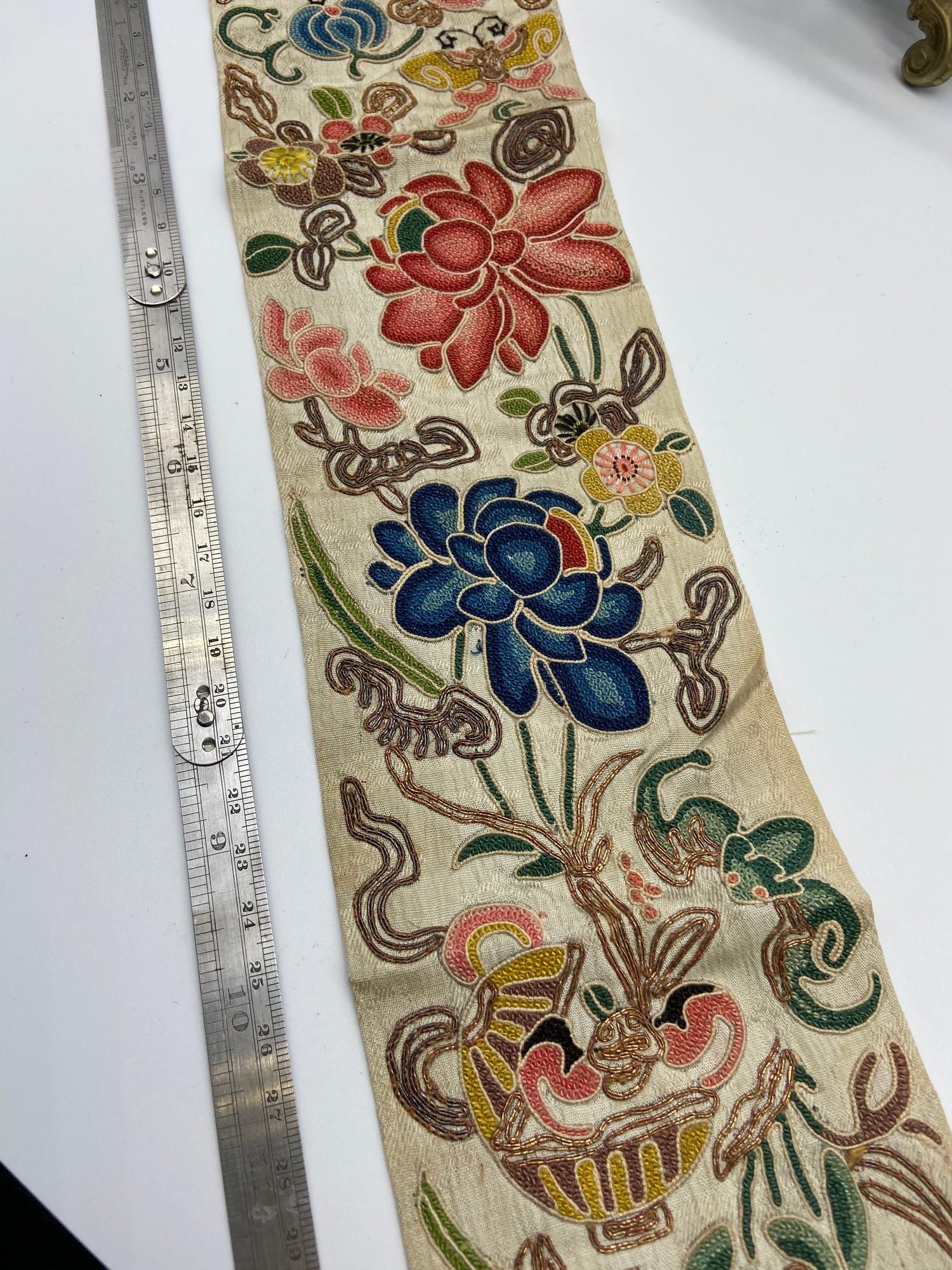 A 19th century Chinese silk tapestry sash/ table centre piece. [83cm length] - Bild 3 aus 8