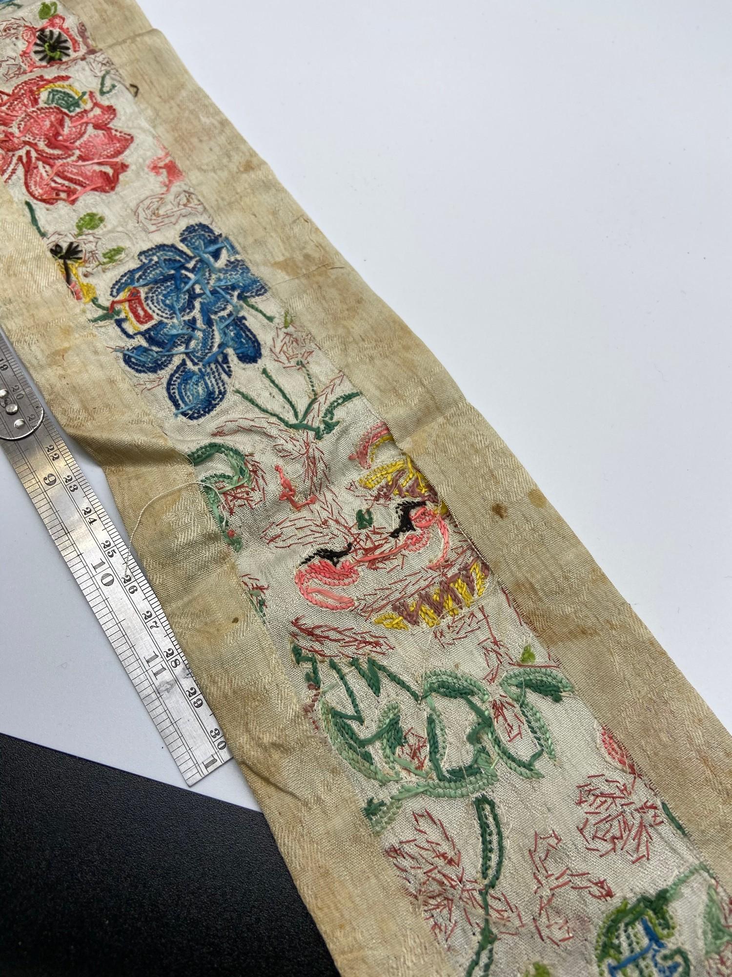 A 19th century Chinese silk tapestry sash/ table centre piece. [83cm length] - Bild 7 aus 8