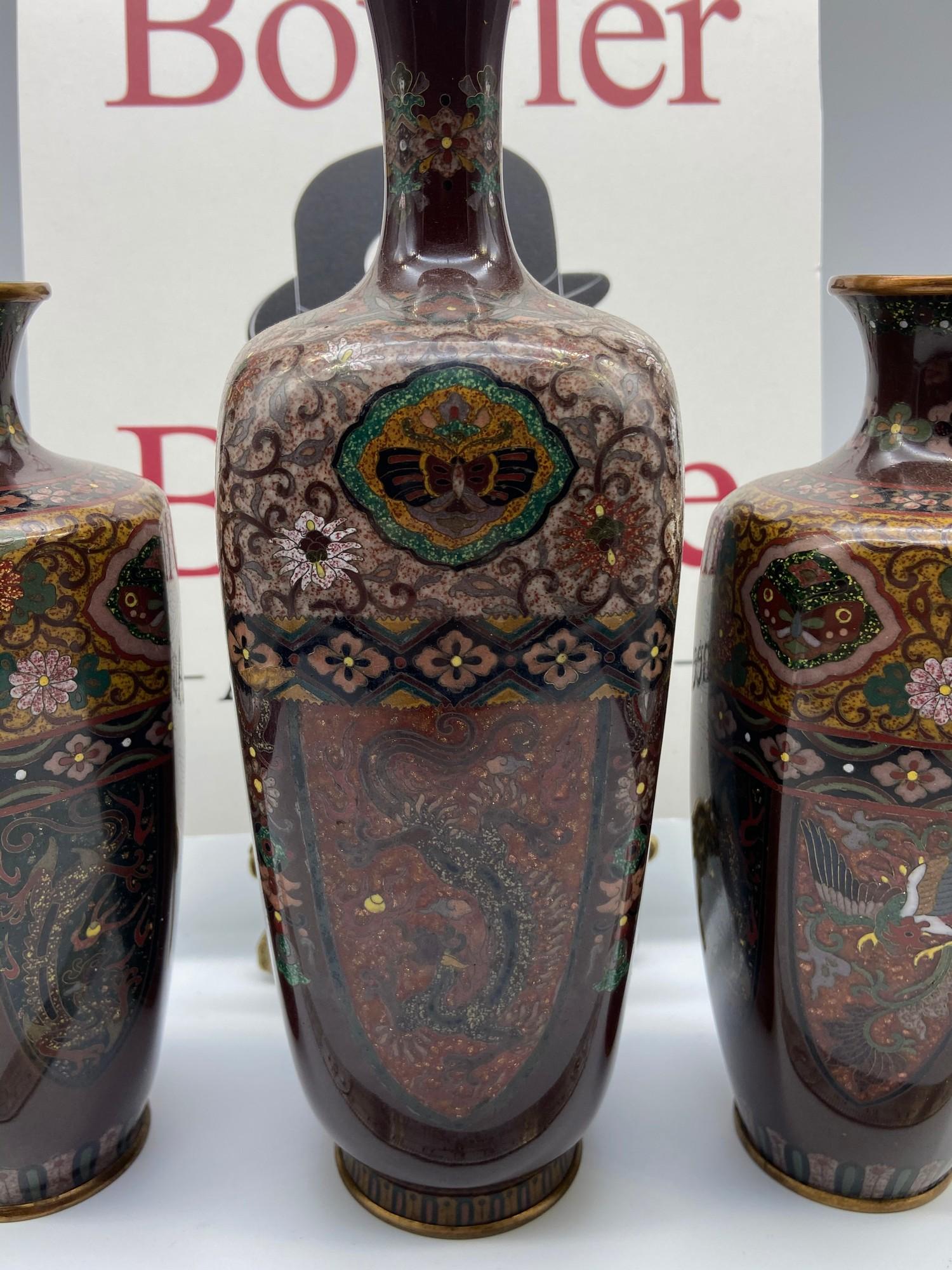 A Lot of three matching Oriental Cloisonnï¿½ vases, All depicting Phoenix and dragon designs. - Bild 3 aus 8