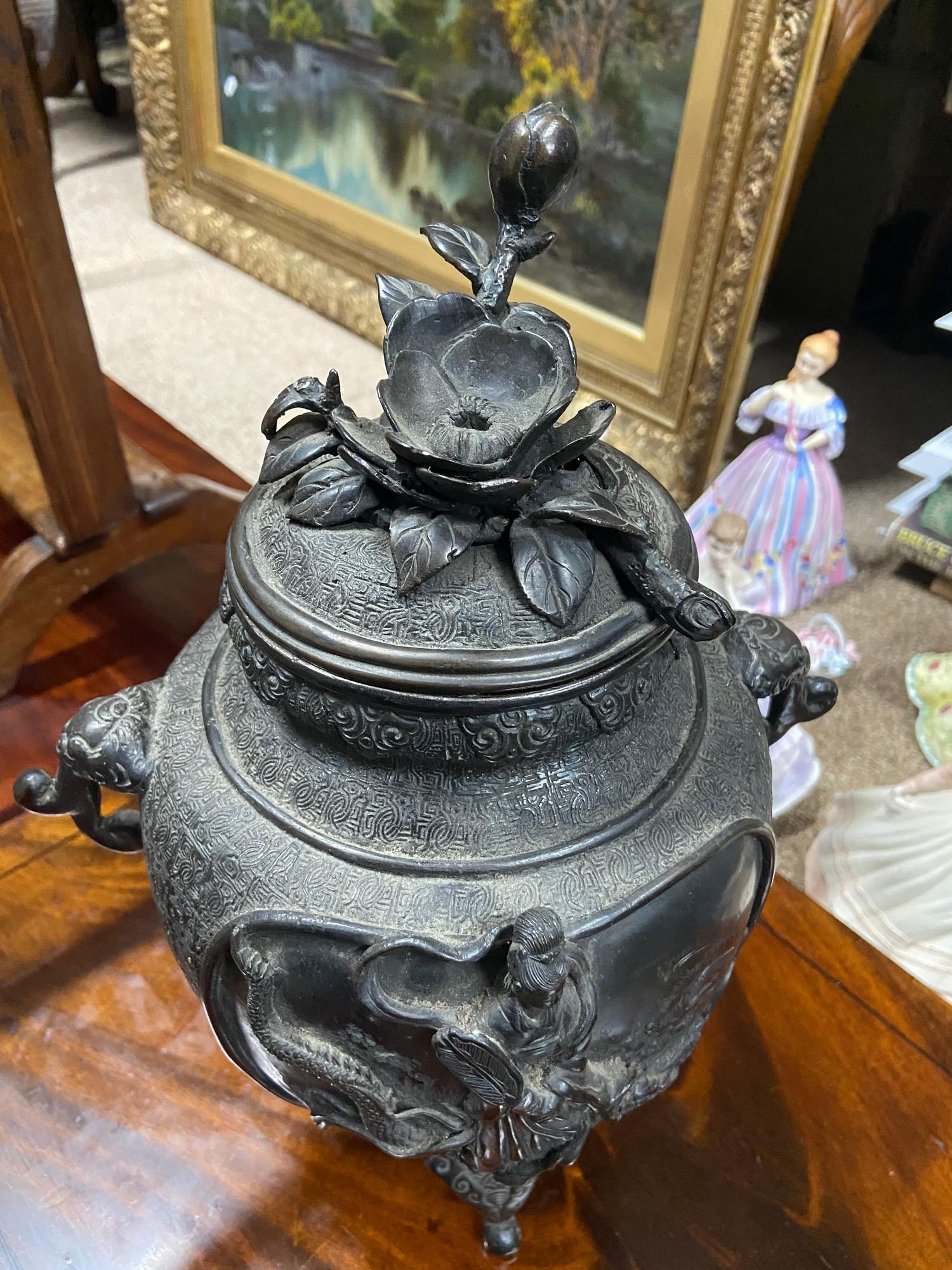 A 19th century large Chinese bronze incense burner pot, showing raised relief figures and designs. - Bild 2 aus 8