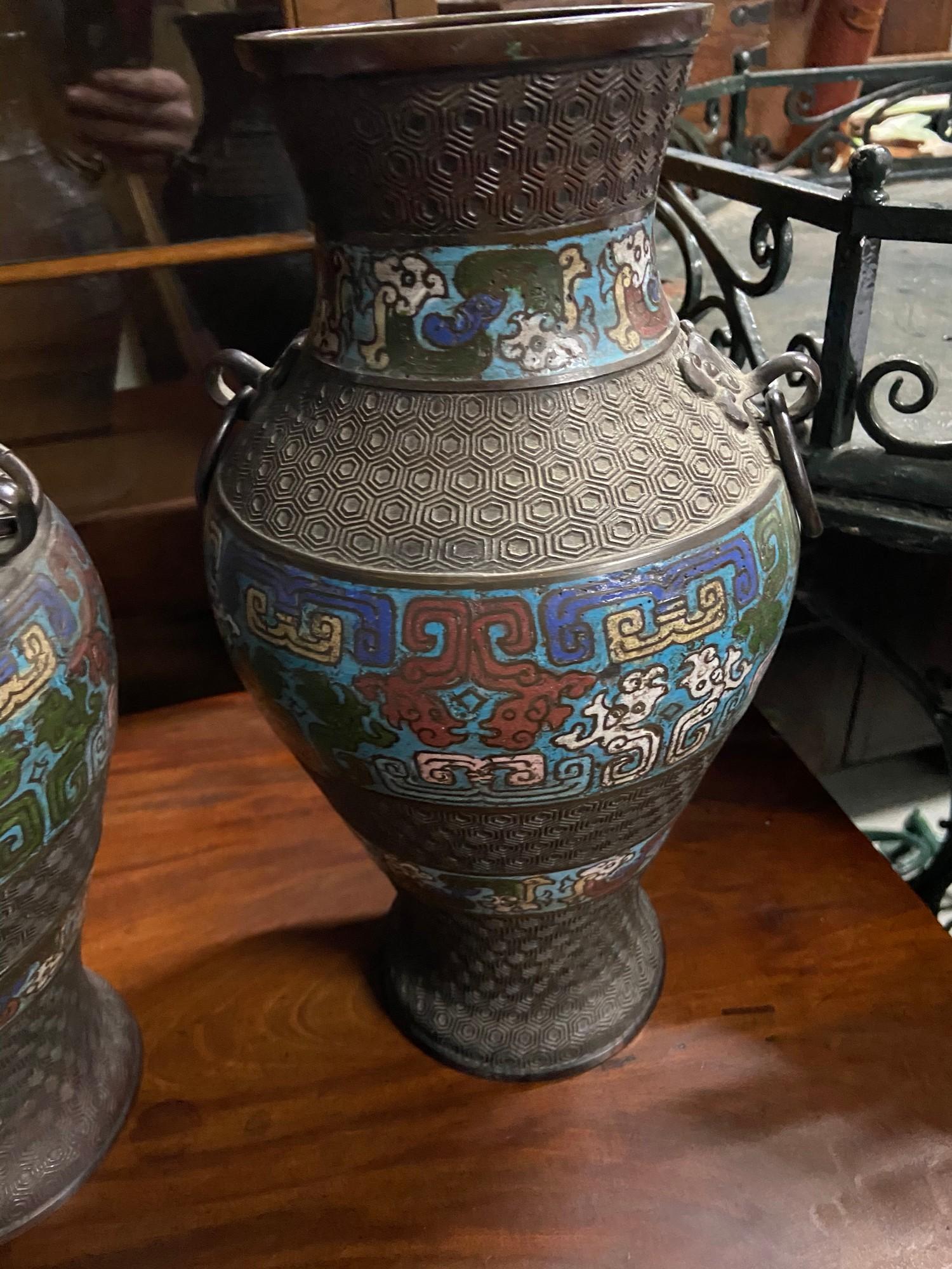 A Pair of 18th/ 19th century Chinese bronze and cloisonnï¿½ urn vases. [34cm height] - Bild 5 aus 7