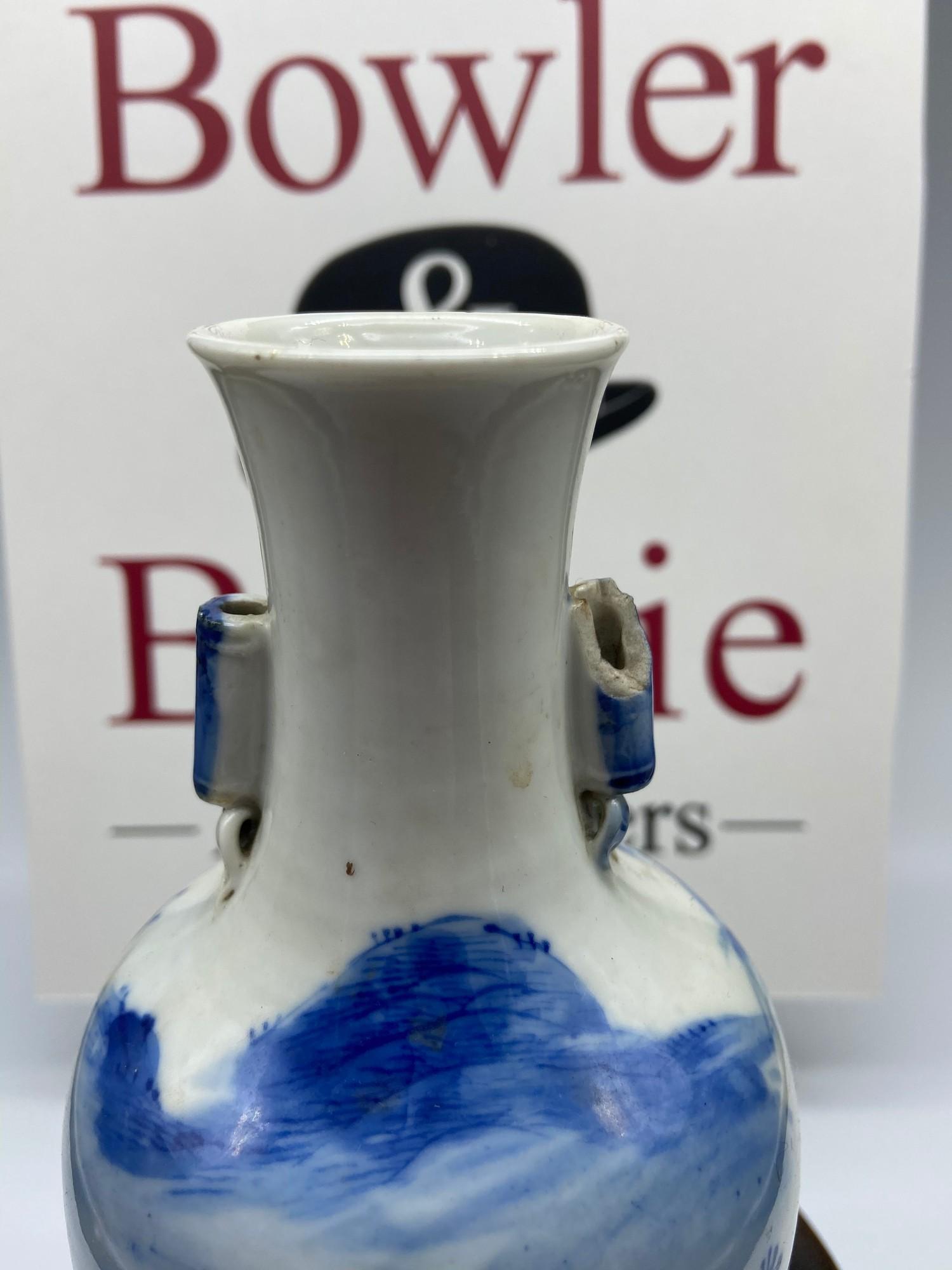 A 19th century Chinese blue and white vase. Together with a Japanese hardwood stand. [Vase 15cm - Bild 5 aus 11