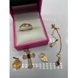 5 pieces of 9ct gold jewellery which includes 9ct Cross with single garnet pendant, Amethyst and 9ct