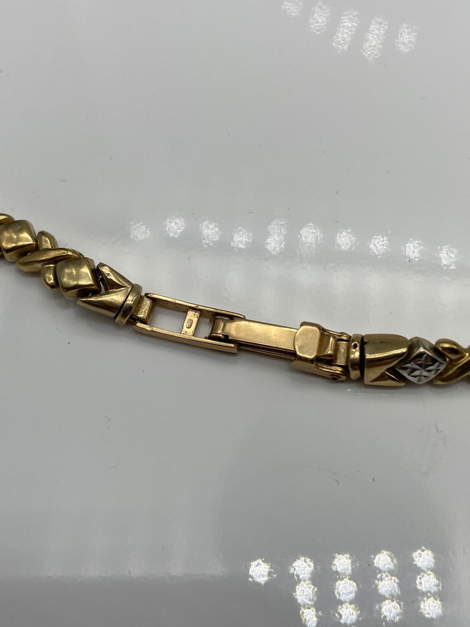 A Ladies 9ct gold Accurist Gold watch with 9ct gold bracelet. Bracelet link damaged. [12 grams] - Image 3 of 4