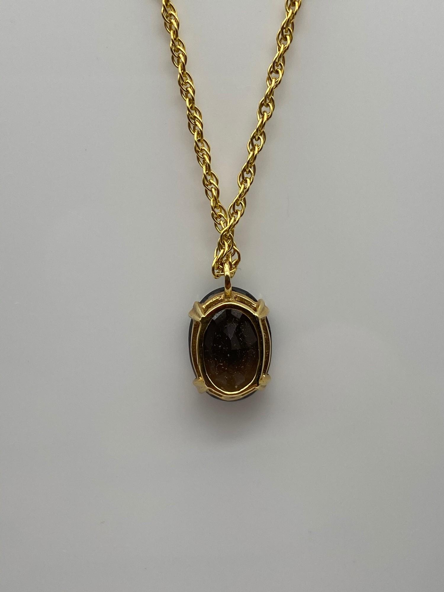 A Ladies 9ct gold necklace together with a 9ct gold and Smokey Quartz stone pendant. [Chain 45cm - Image 3 of 4