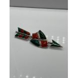 A Silver, agate and malachite arrow brooch. [5.3cm in length]