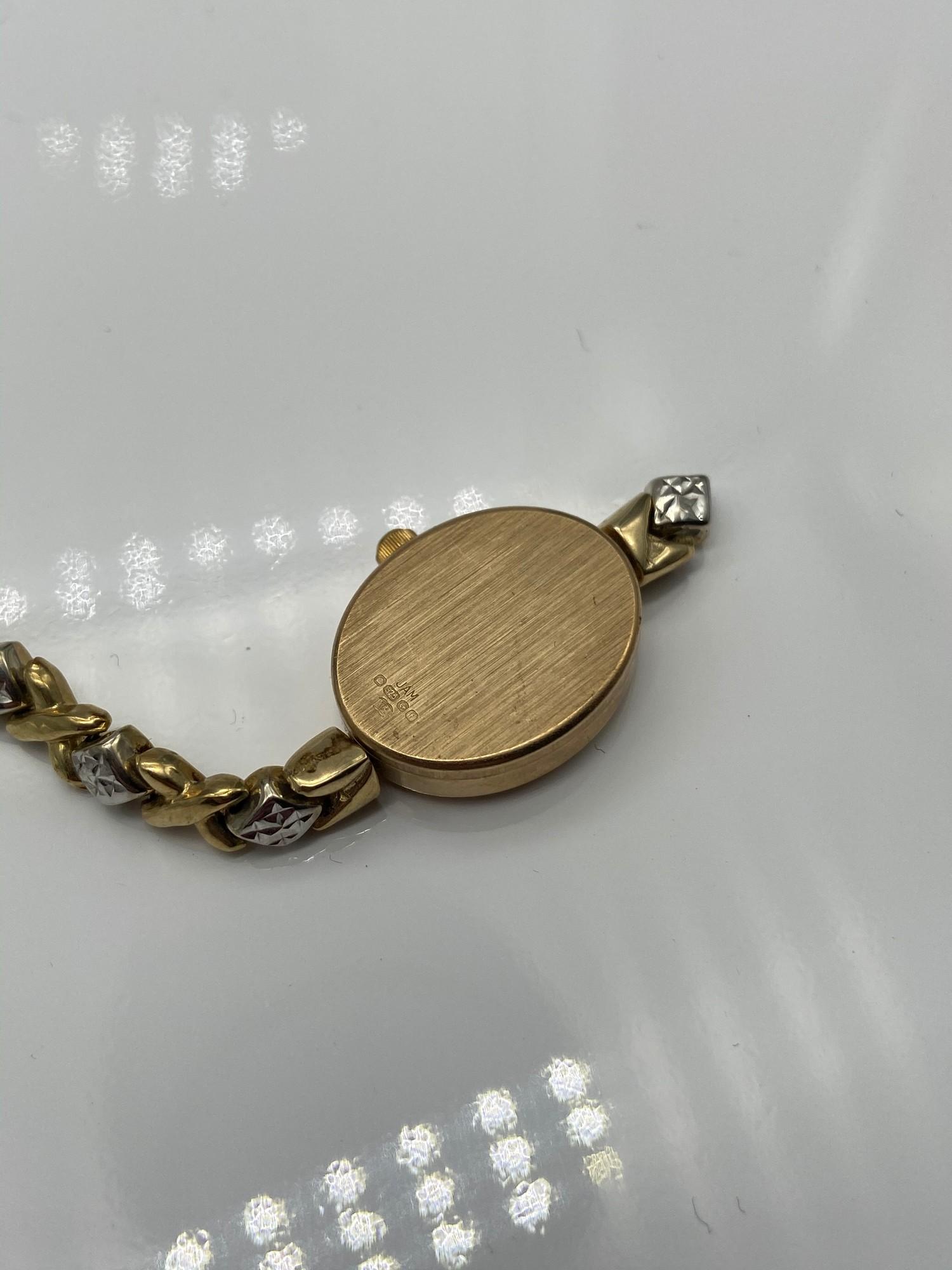 A Ladies 9ct gold Accurist Gold watch with 9ct gold bracelet. Bracelet link damaged. [12 grams] - Image 4 of 4
