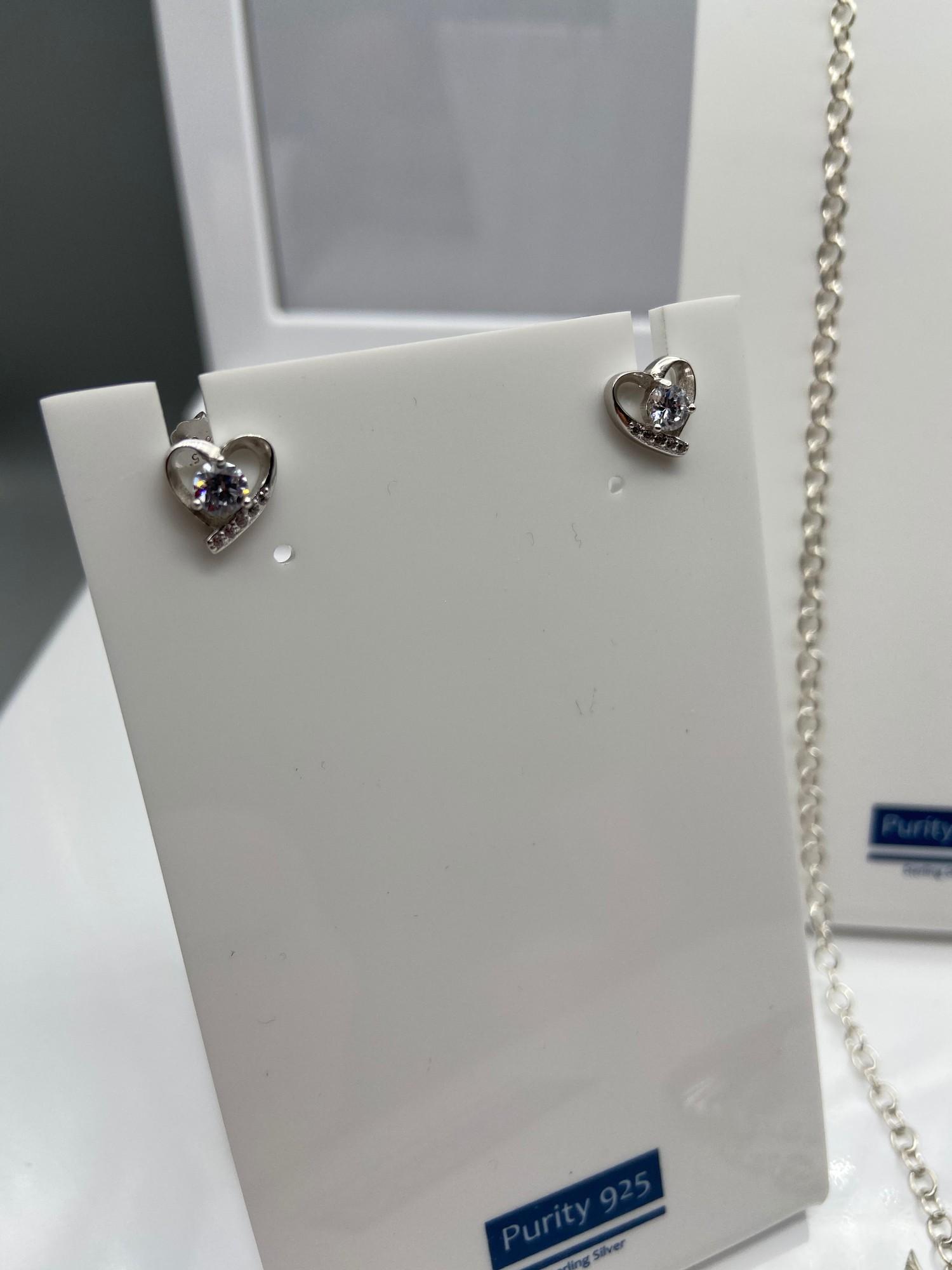 A 925 silver wing pendant and silver chain together with a pair of 925 silver heart shaped earrings. - Image 3 of 3