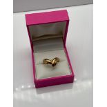 A Ladies 9ct gold ring. [Ring size Q] [3 Grams]
