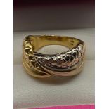 A Heavy 18ct gold ladies two tone ring. [Ring size N] [8 Grams]