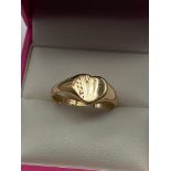 A Ladies 9ct gold heart shaped signet ring. [Ring size O] [3 Grams]