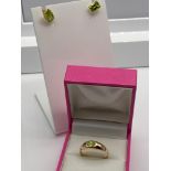 A ladies 18ct gold ring set with a single green cut stone [Ring size 0] [Not hallmarked, tested