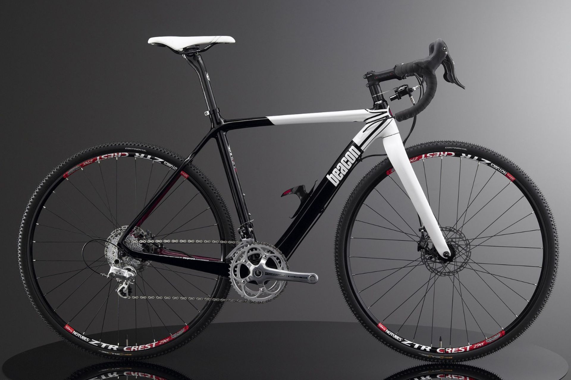 1 x Beacon Model BF-45, Size 550, Carbon Fibre Bike Frame in Black & White. - Image 2 of 3