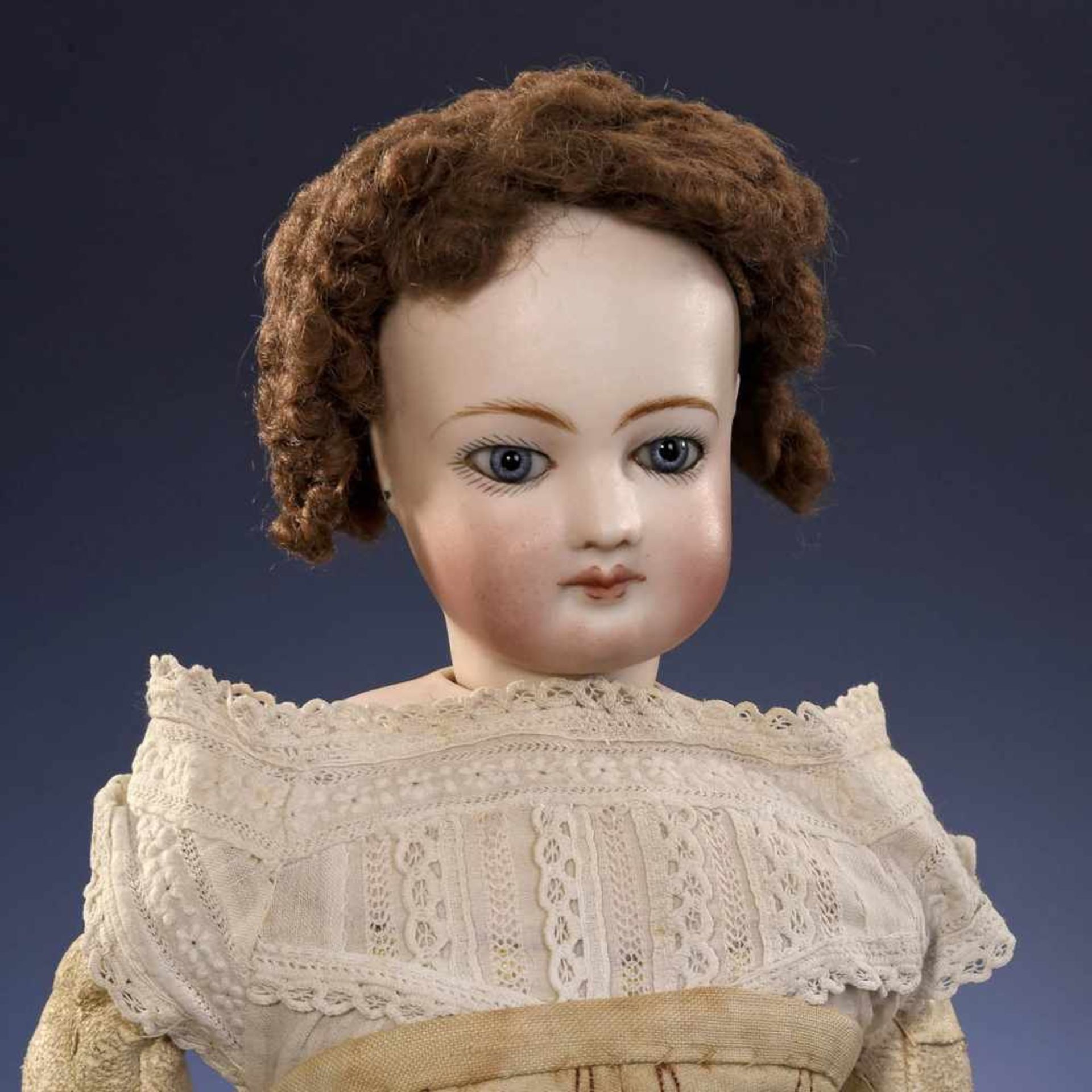 French Bisque Fashion Doll, c. 1870Probably by Jumeau. With pressed bisque swivel-head on - Bild 2 aus 2