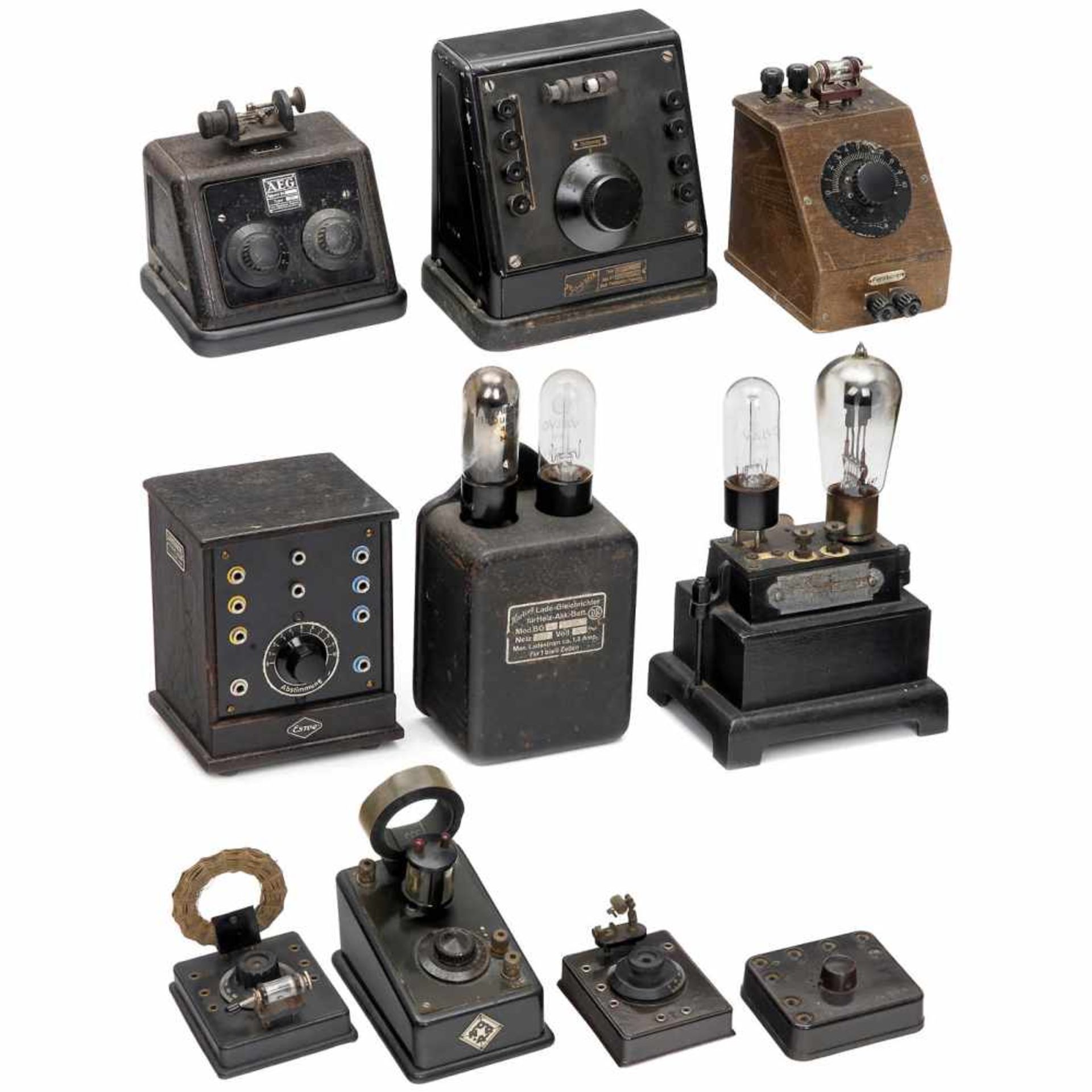 8 Detektor-Empfänger und 2 Lade-Gleichrichter, um 1925 und später