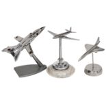 3 Flugzeugmodelle auf Tischständern