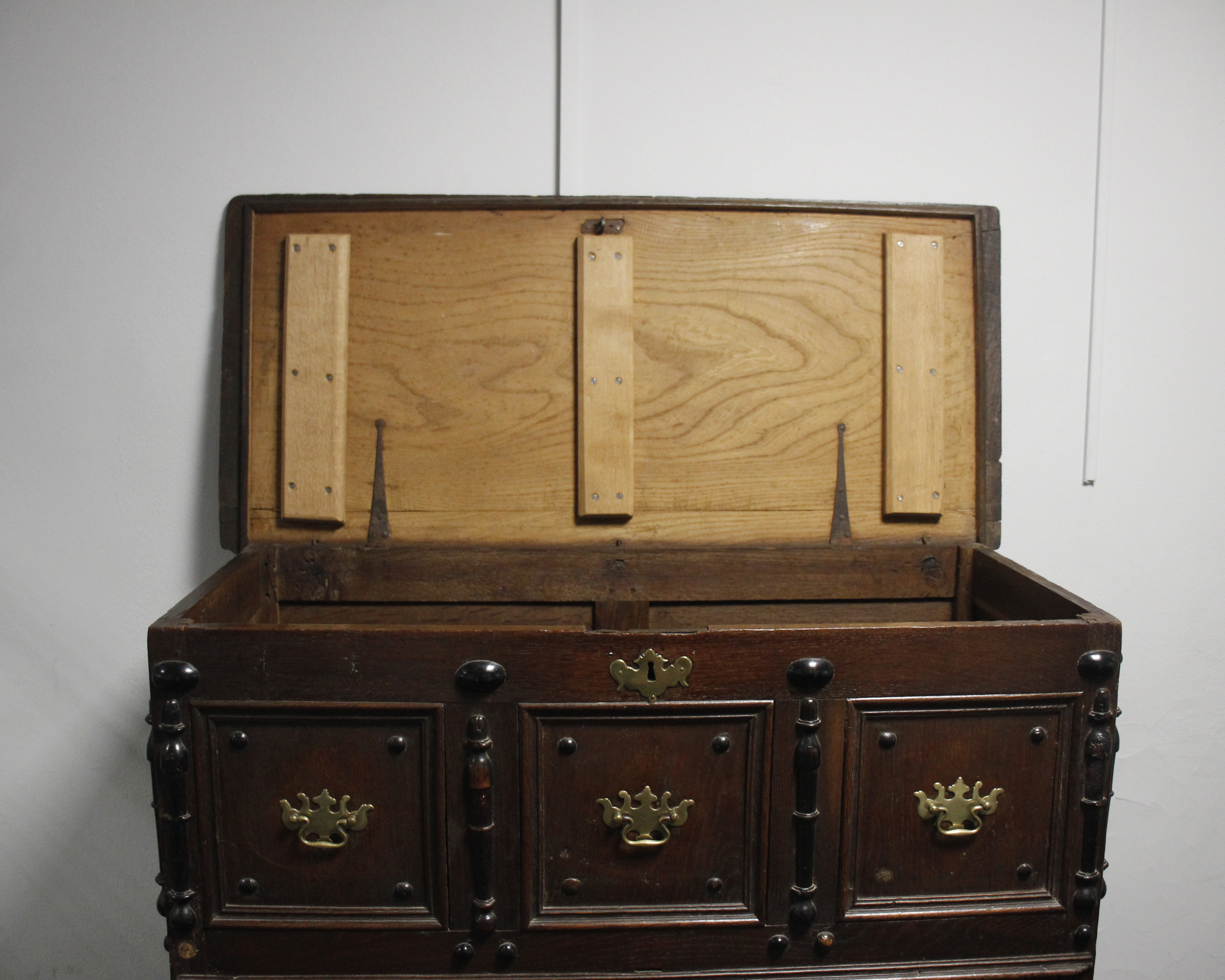A late 17th century English joined oak coffer on chest. The top section with period paper lining - Image 4 of 4