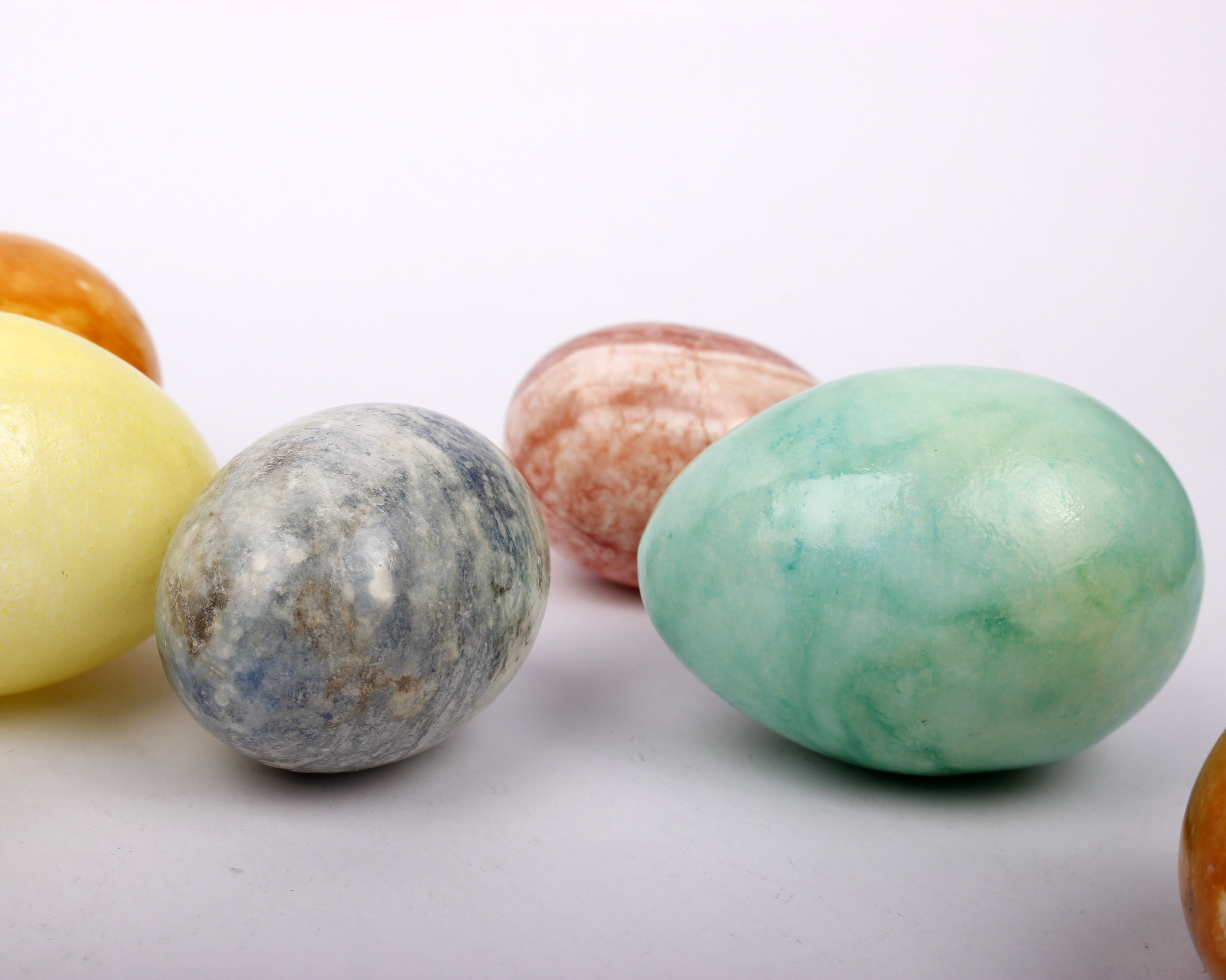 Eleven coloured Alabaster Italian marble Easter eggs - Image 3 of 3