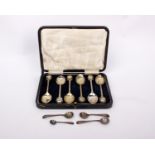 Six electroplated tea spoons in fitted box together with four plated mustard spoons.