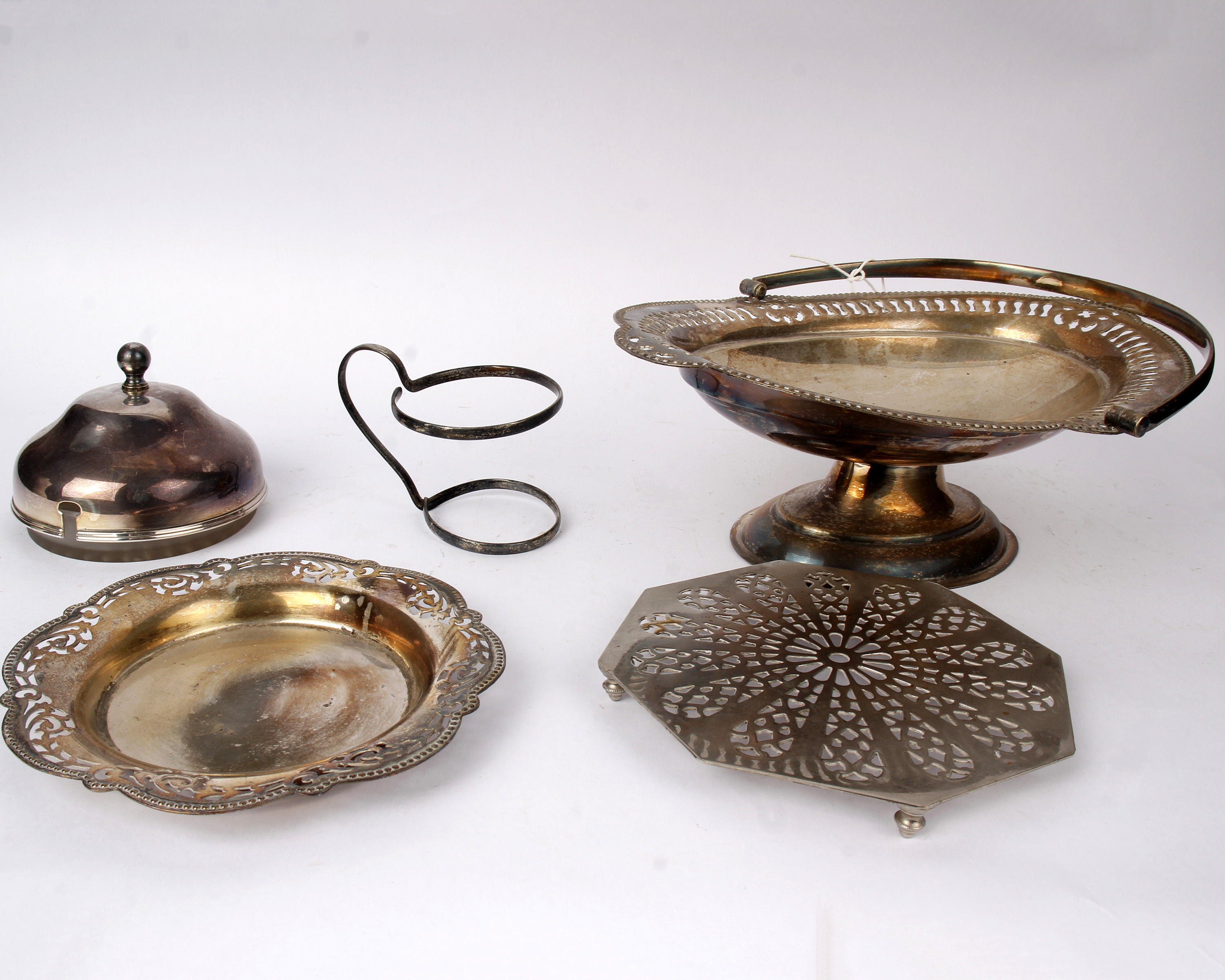 A collection of electroplated wares to include a coffee & tea pot, tankard plus other items - Image 2 of 2