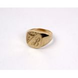 A 9ct gold gentleman's signet ring. 8.5g Size V.