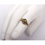 A 9ct gold knot ring. 2g. Size P.